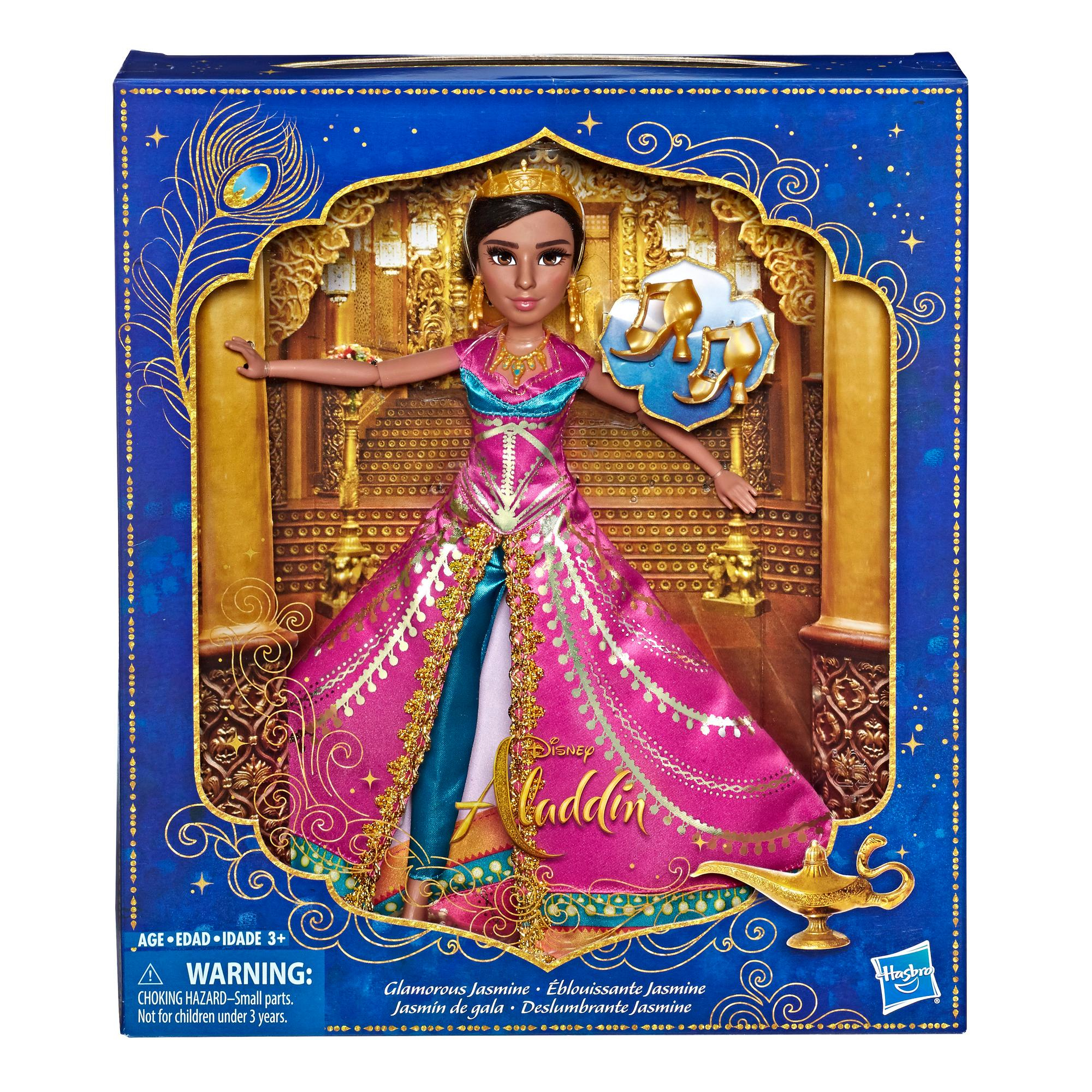 Eine Puppe einer Prinzessin in einem rosa Kleid mit goldenen Akzenten und einer blauen Box dahinter.