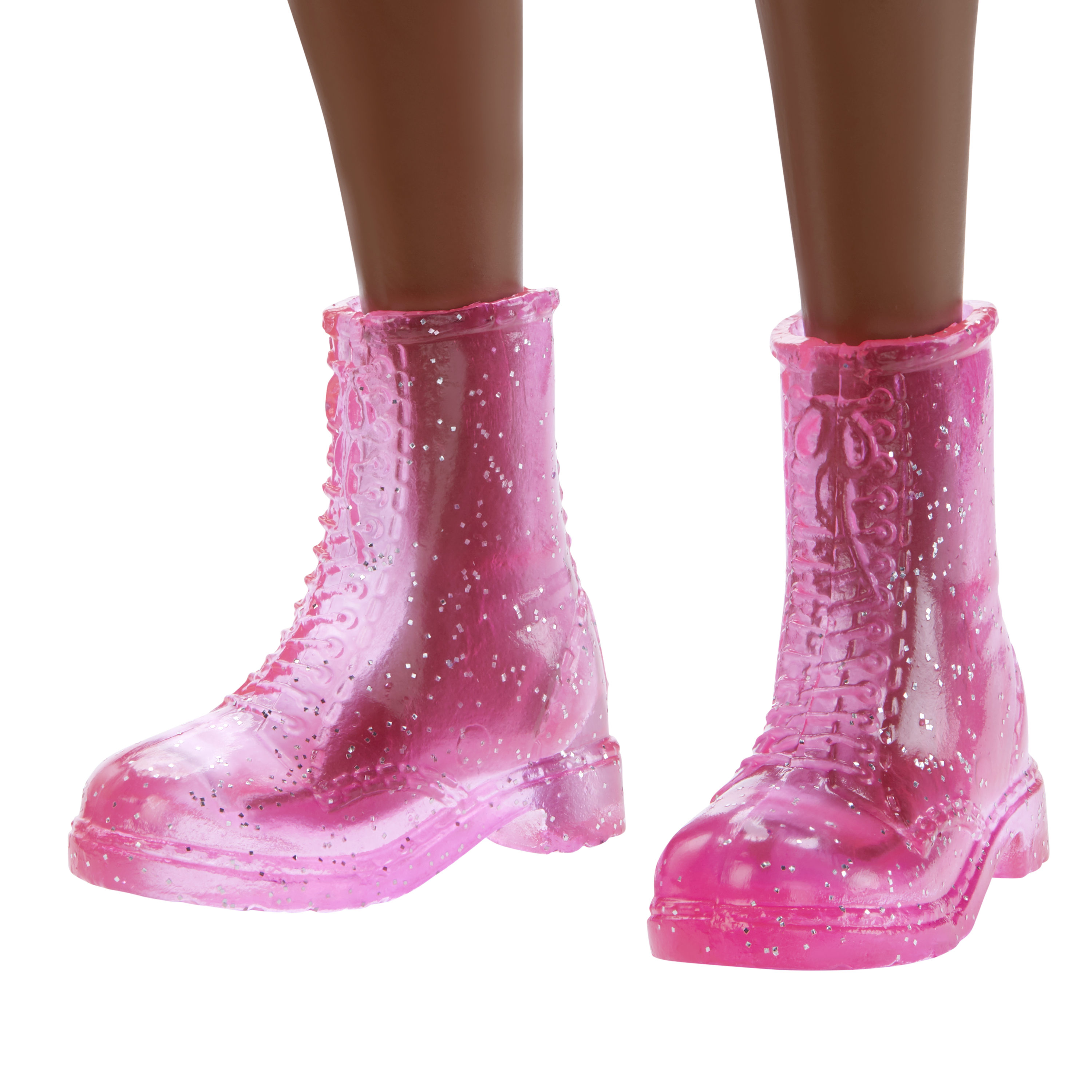 Nahaufnahme von pinken, funkelnden Stiefeln. Die Stiefel sind durchscheinend. Sie haben Schnürsenkel und sind auf weißem Untergrund.