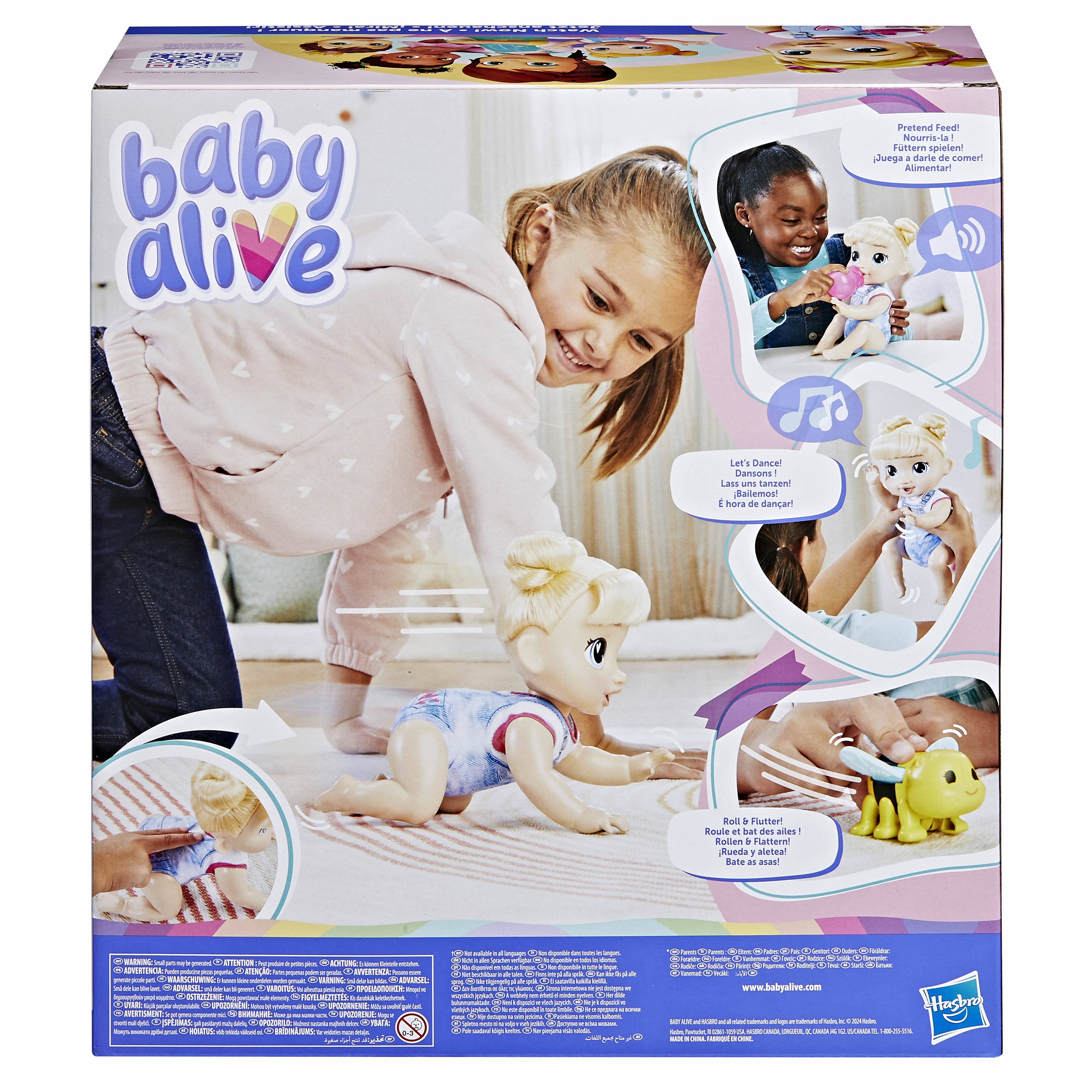 Dziecko bawiące się lalką Baby Alive. Tył pudełka pokazuje sceny z lalką.