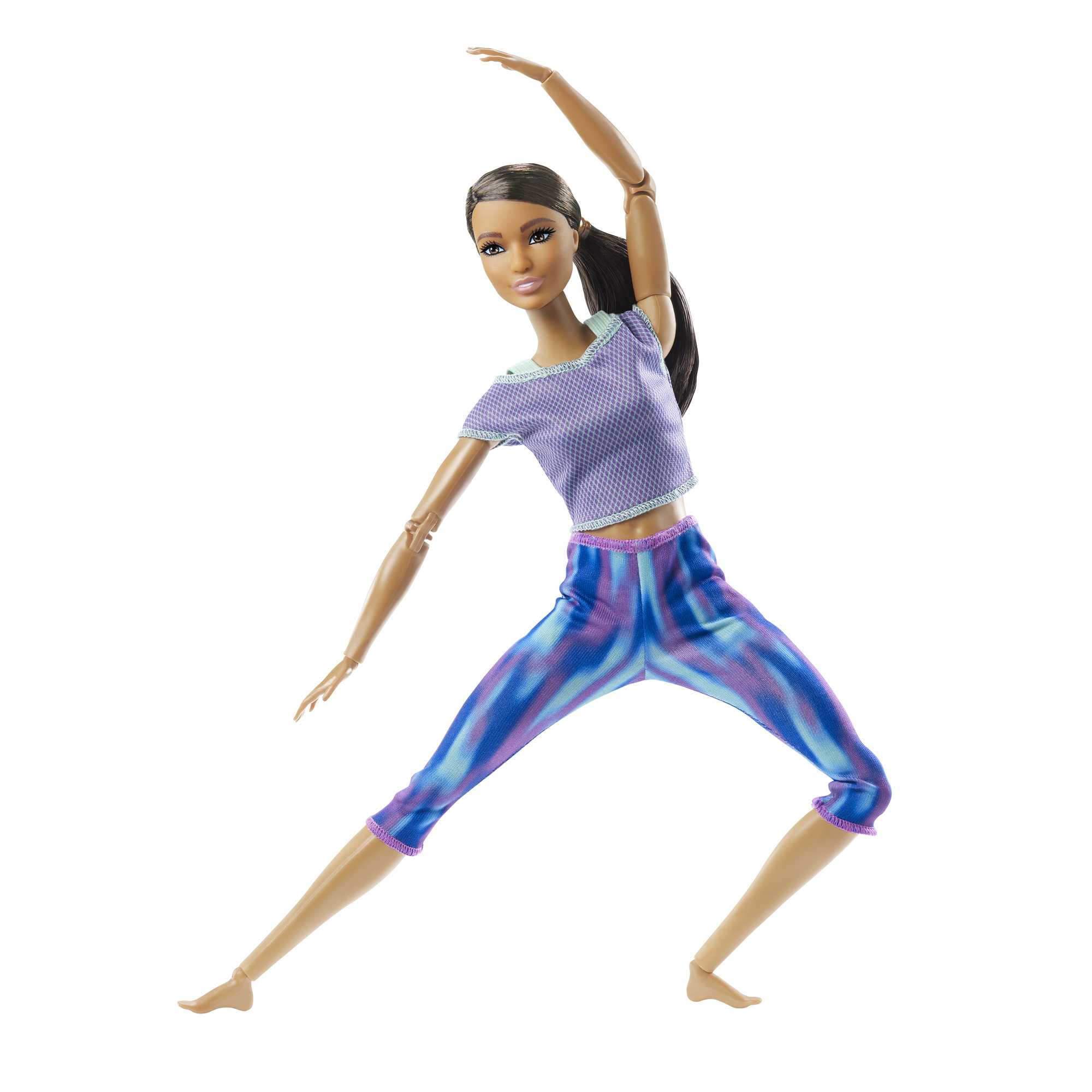 Eine Barbie-Puppe in einer Yoga-Pose. Sie trägt ein lila Oberteil und blaue Leggings. Der Hintergrund ist weiß.