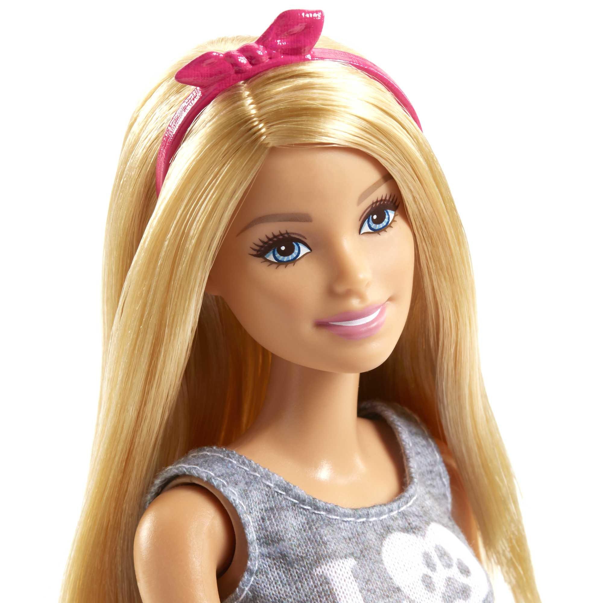 Das Gesicht einer Barbie-Puppe mit blondem Haar und einem rosa Stirnband. Die Puppe hat blaue Augen und ein graues Oberteil.