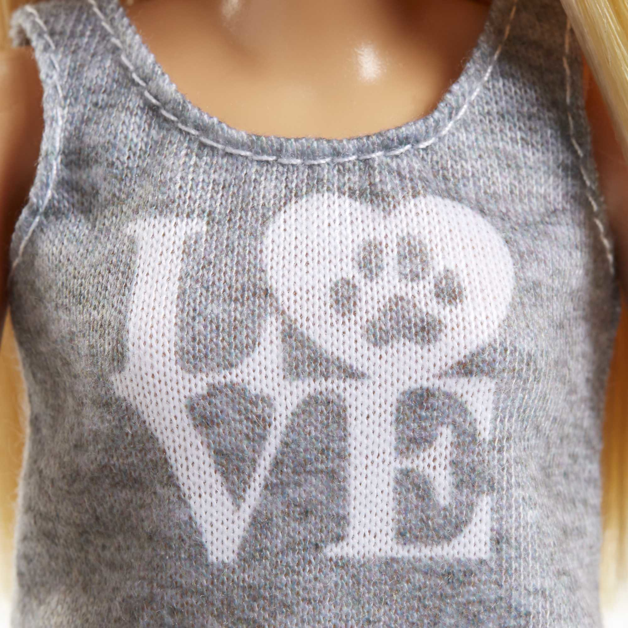 Nahaufnahme eines grauen Tanktops mit weißem 'LOVE'-Aufdruck.