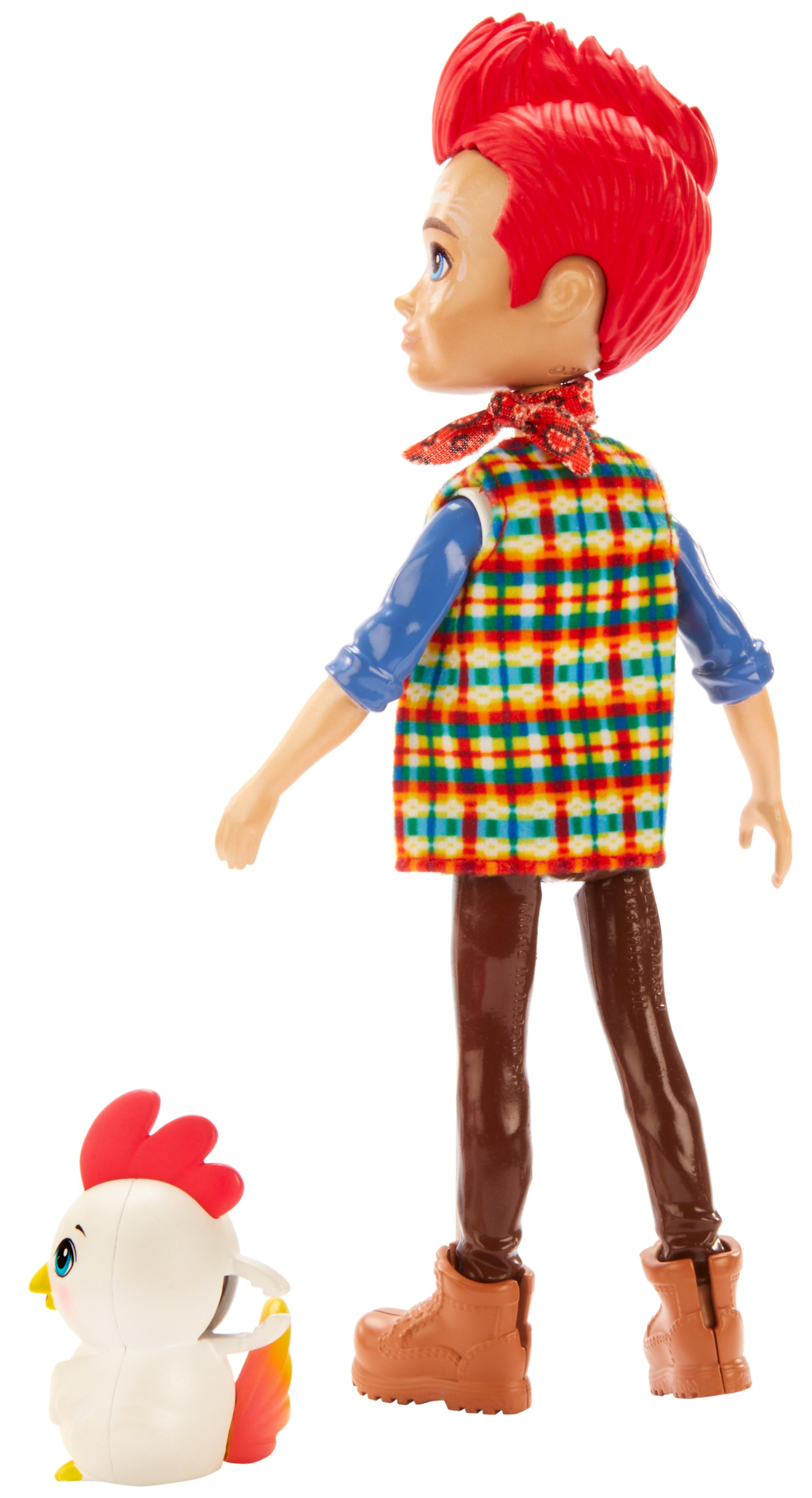 Jungenpuppe mit roten Haaren, karierter Weste und kleinem weißen Hühnerspielzeug.