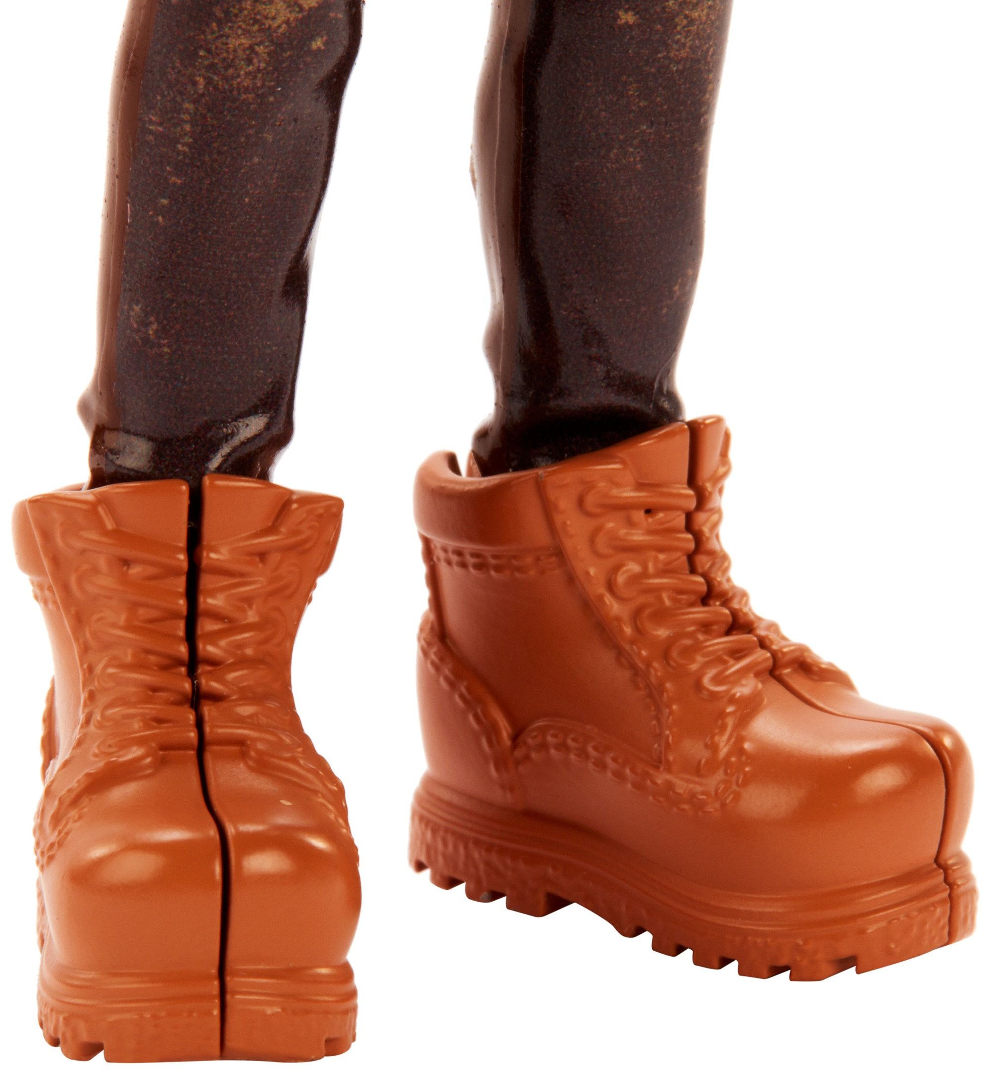 Nahaufnahme von braunen Stiefeln. Die Stiefel sind braun und haben Schnürsenkel. Weißer Hintergrund.