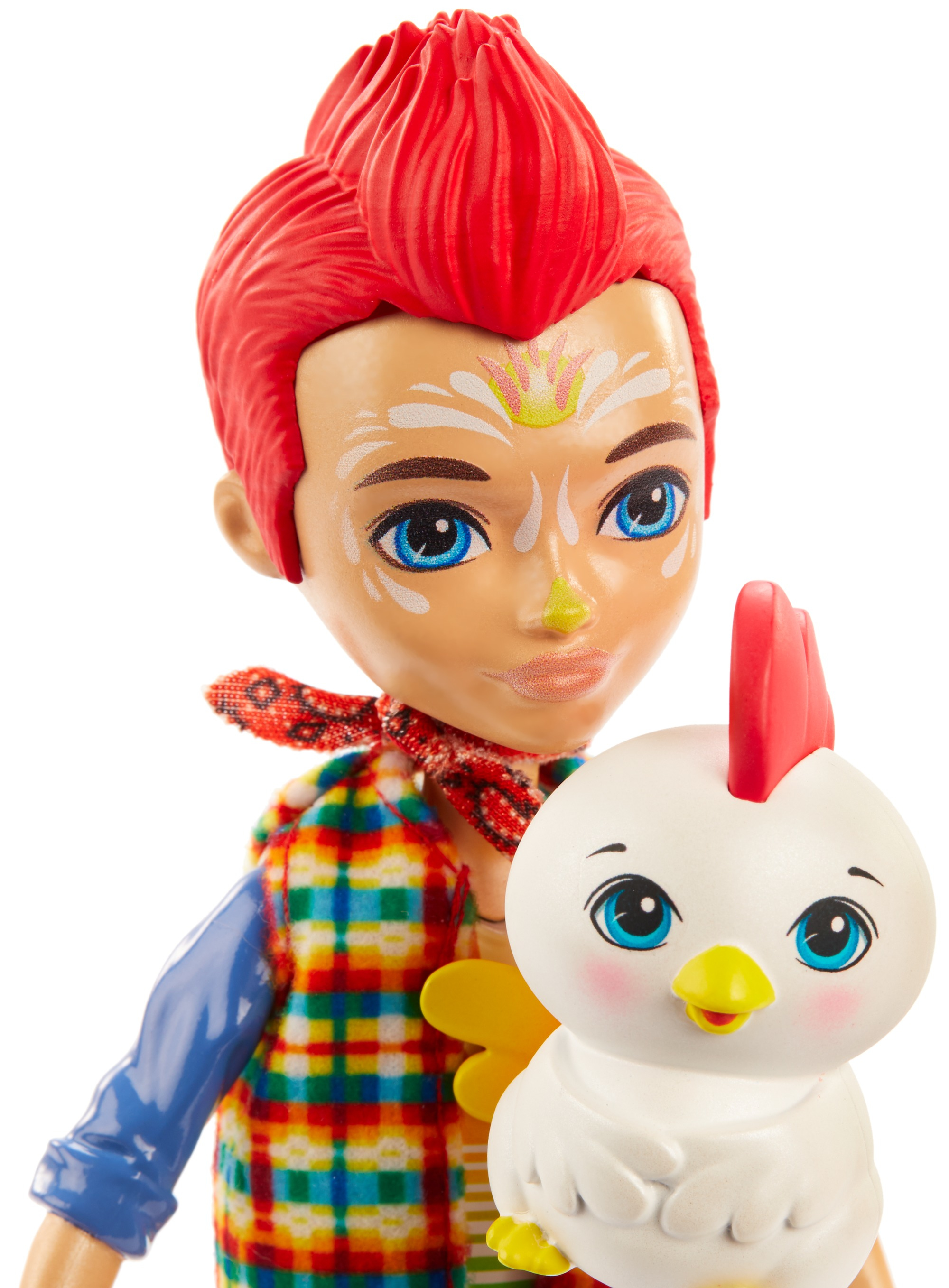 Puppe mit rotem Haar, bemaltem Gesicht und einem weißen Huhn. Die Puppe hält das Huhn.