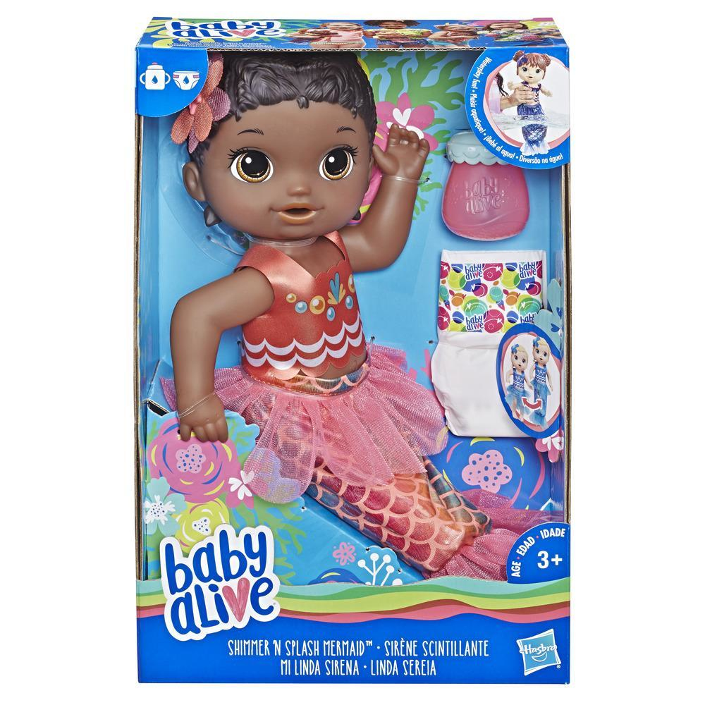 Eine Baby Alive Meerjungfrauenpuppe in einer Schachtel. Die Puppe hat einen pinkfarbenen und orangefarbenen Meerjungfrauenschwanz.