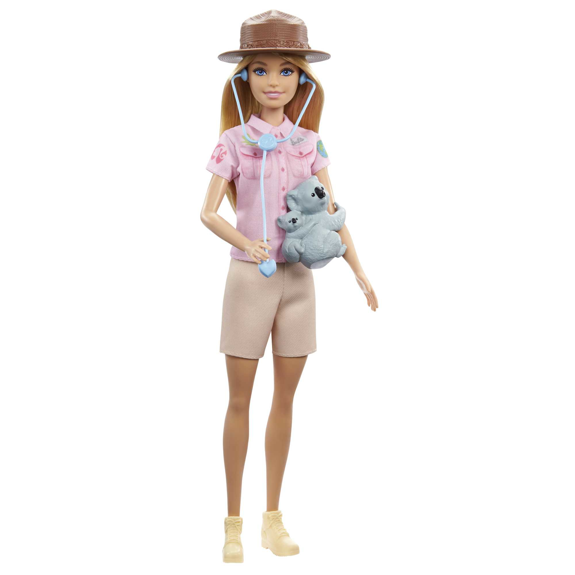 Barbie-Puppe mit Hut und Stethoskop, die ein Koala-Spielzeug hält. Sie trägt ein rosa Oberteil und Shorts.