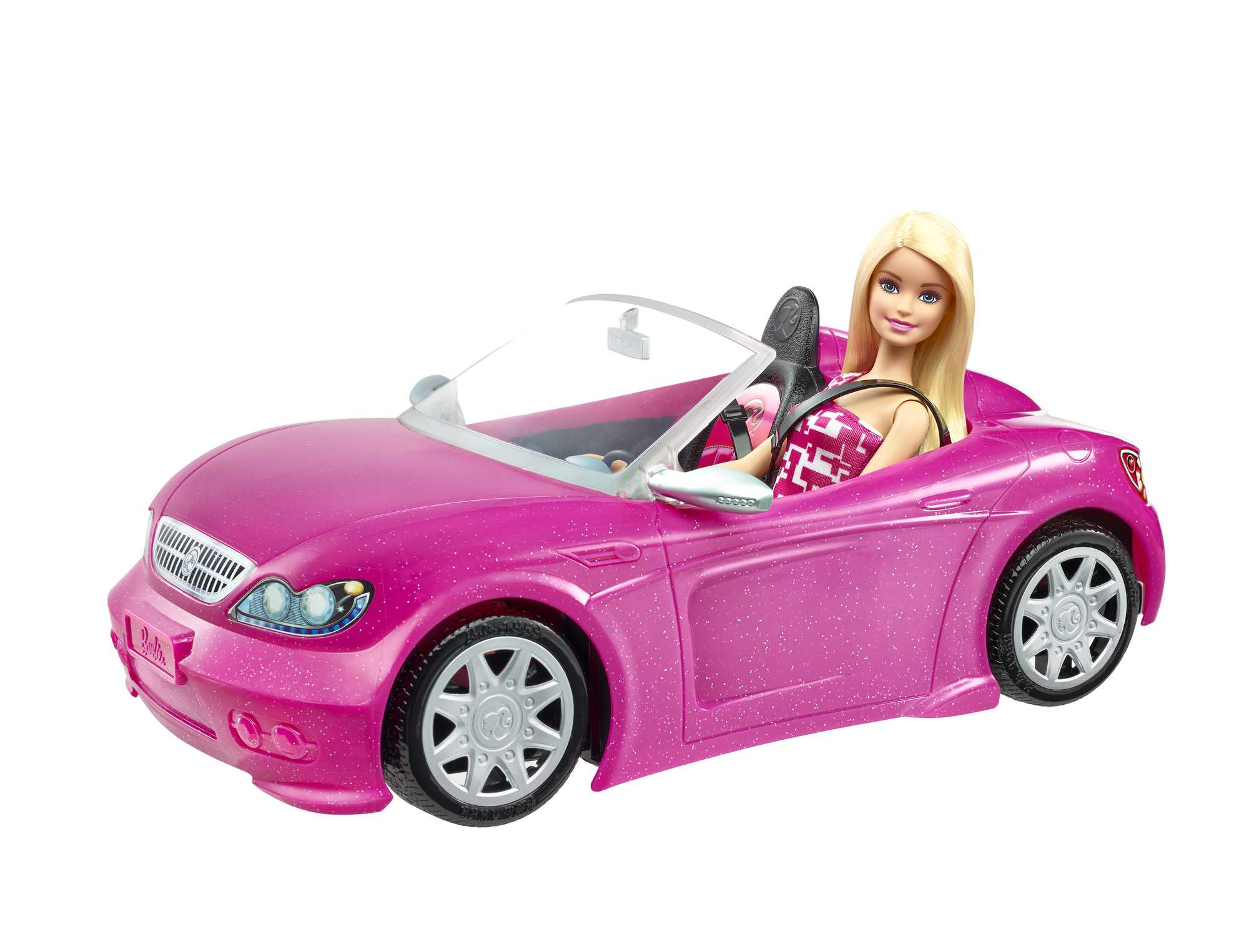 Różowy kabriolet Barbie z lalką Barbie w środku. Samochód jest w studio.