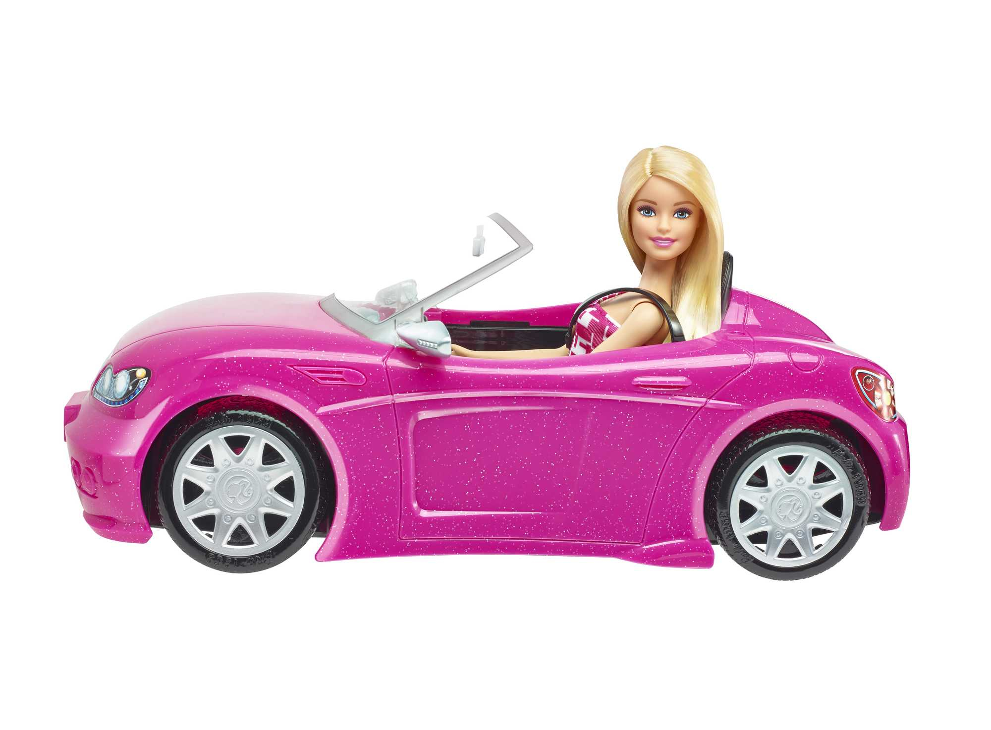 Lalka Barbie w różowym kabriolecie. Barbie siedzi za kierownicą.