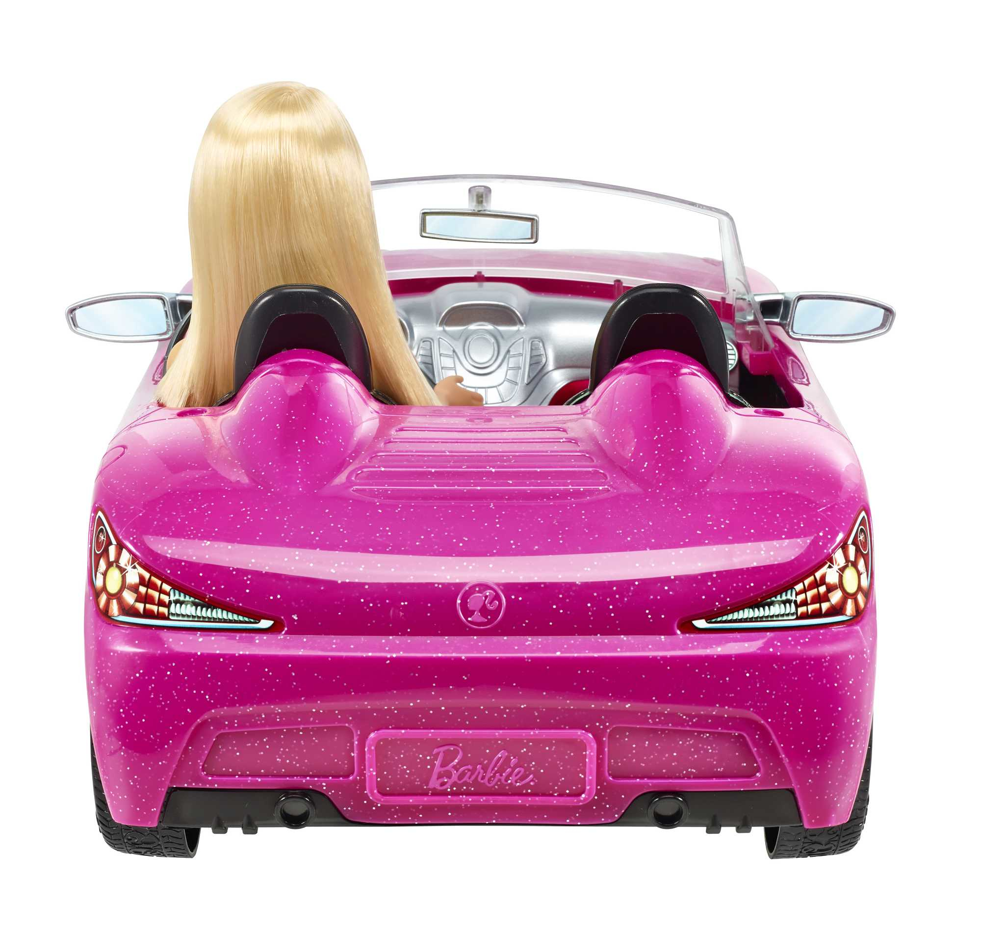 Widok z tyłu lalki Barbie w różowym kabriolecie. Barbie ma blond włosy.
