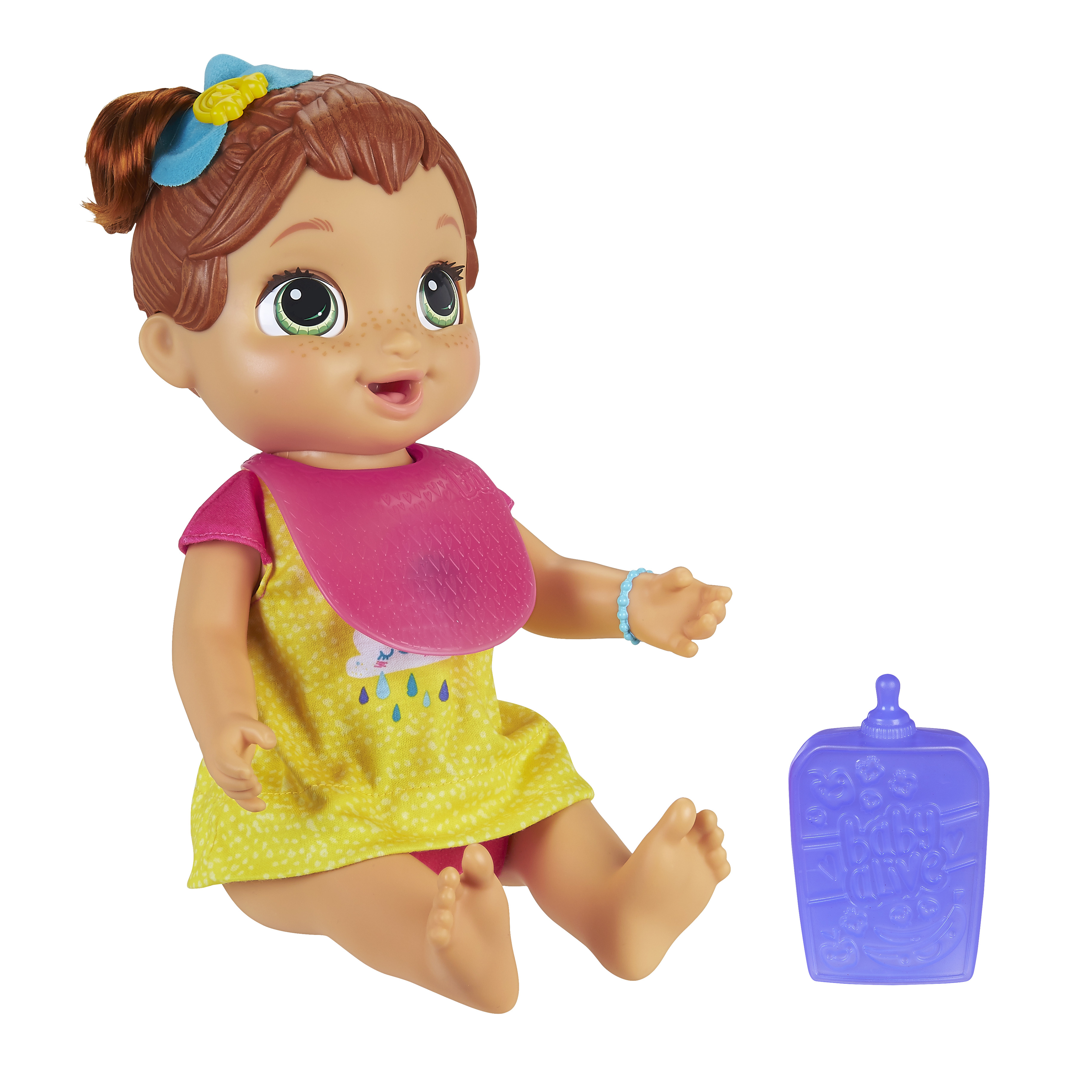 Lalka Baby Alive z śliniakiem i butelką. Ma żółtą sukienkę.