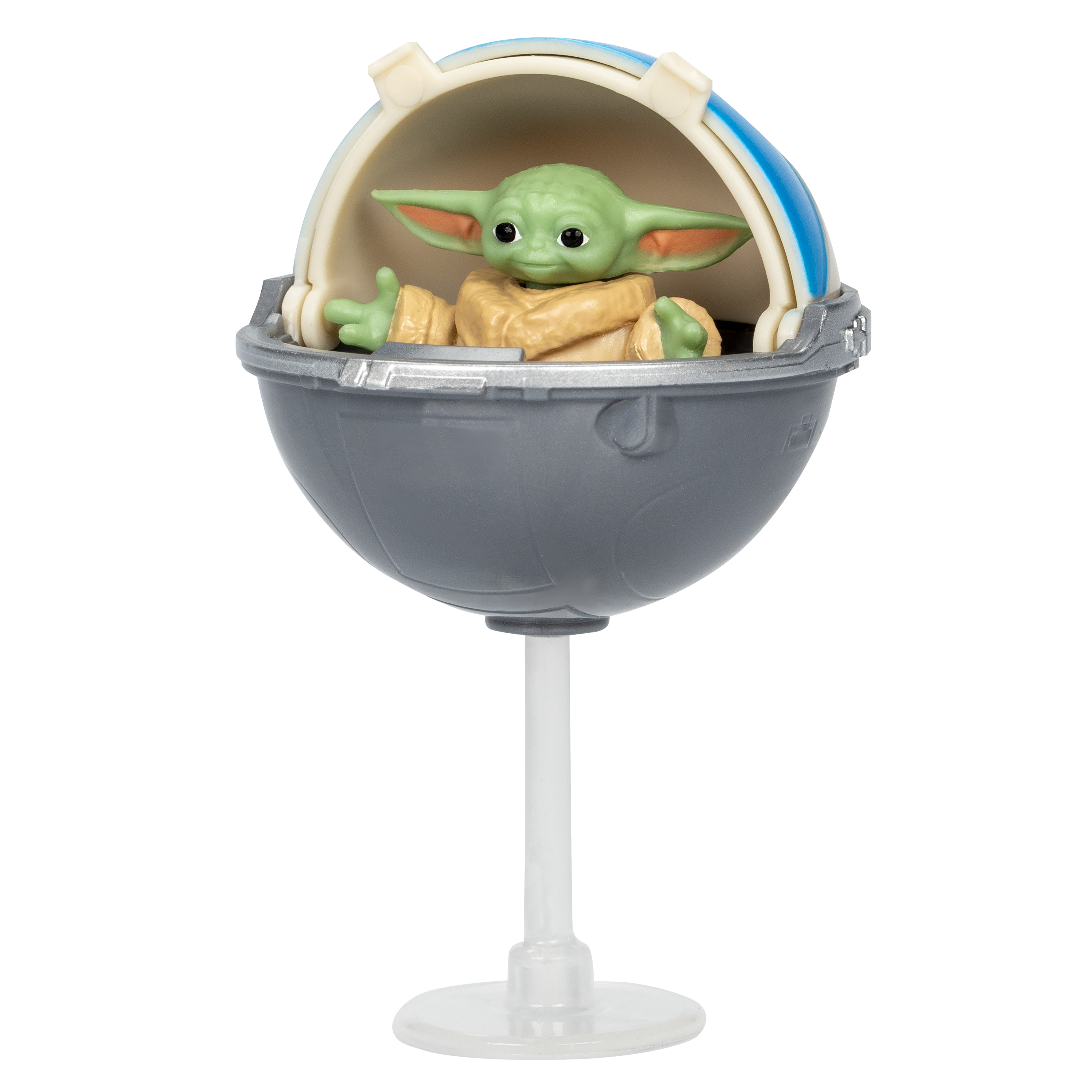 Figurka Baby Yody w kapsule na stojaku, zielona skóra, beżowa szata, białe tło.