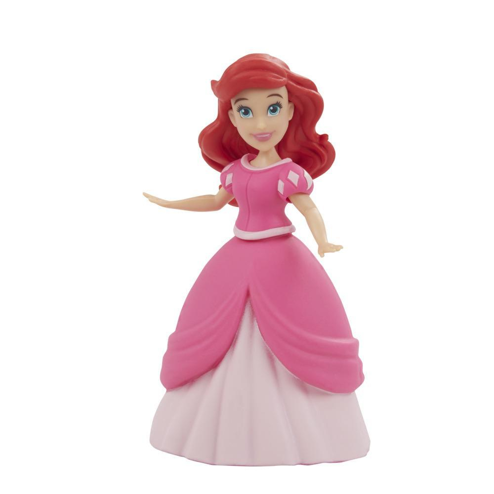 Ariel-Puppe in rosa Kleid und roten Haaren, stehend auf weißem Hintergrund.