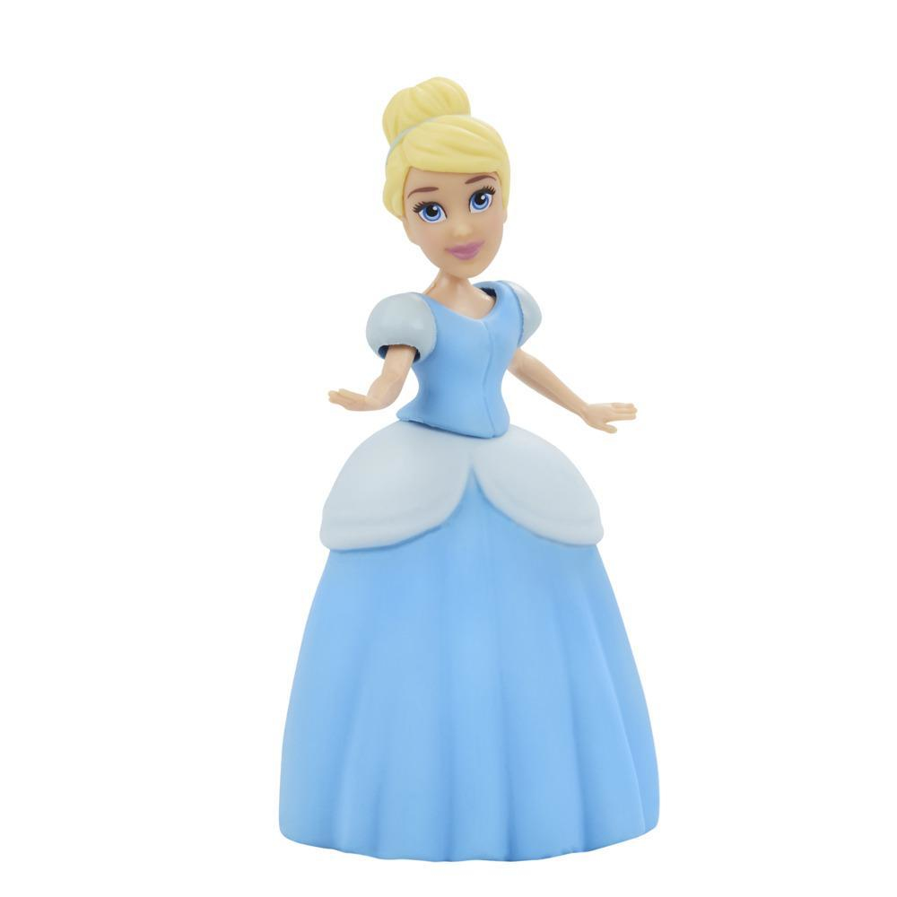 Eine Cinderella-Puppe in einem blauen Kleid steht mit Armen an den Seiten. Sie hat blondes Haar.