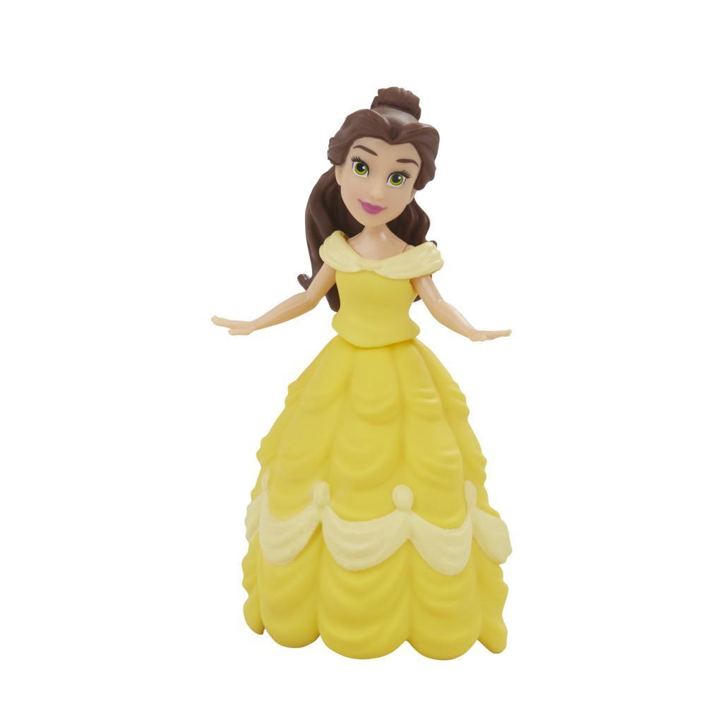 Belle-Puppe in einem gelben Kleid, stehend auf einem weißen Hintergrund.