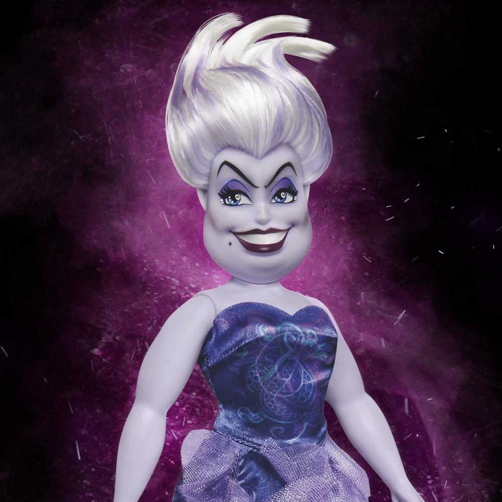 Ursula-Puppe aus Arielle, die Meerjungfrau. Sie ist lila, mit weißem Haar und einem düsteren Blick.