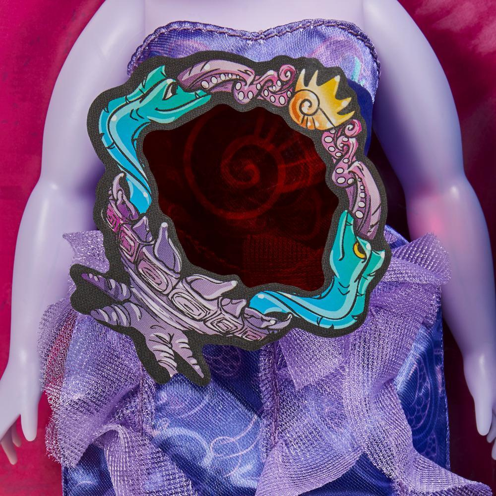 Eine violette Puppe mit herzförmigem Patch auf der Brust. Der Hintergrund ist pink.