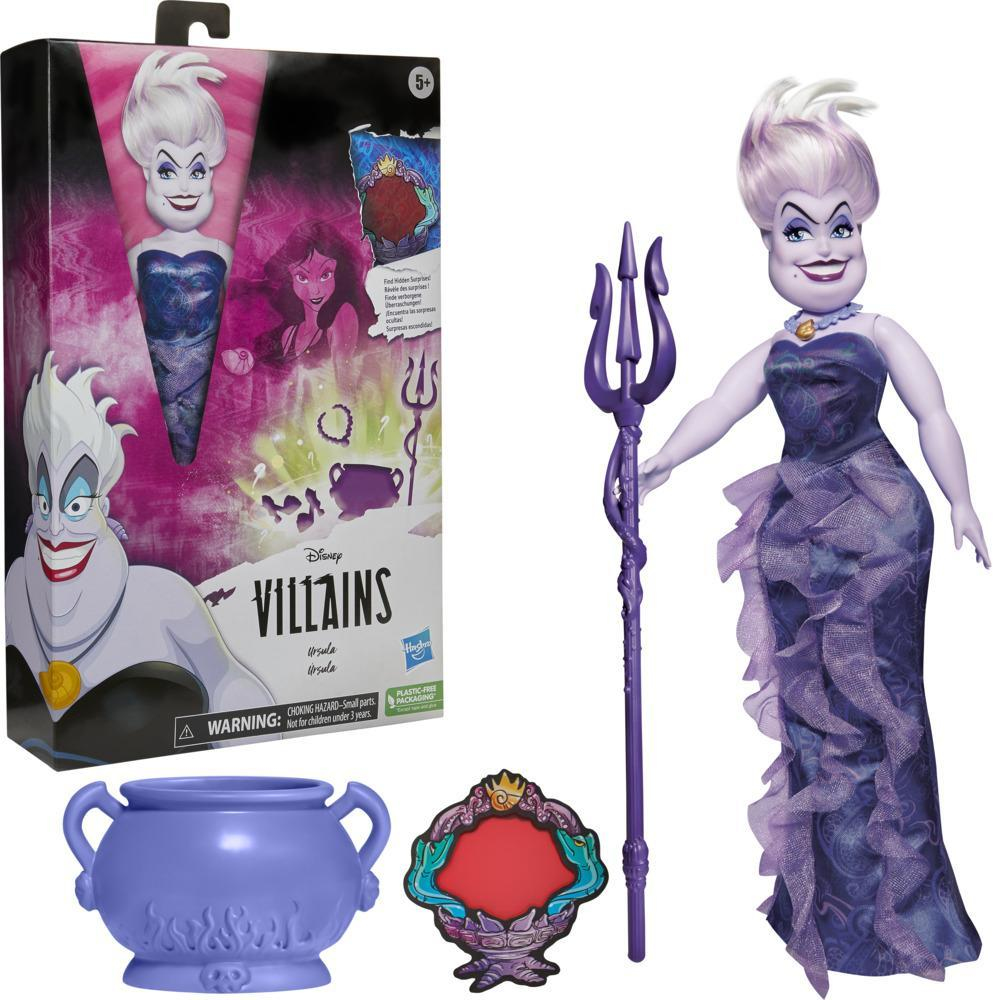 Eine Disney Ursula-Puppe in einer Box mit Zubehör: Dreizack, Kessel und dekorativer Rahmen.