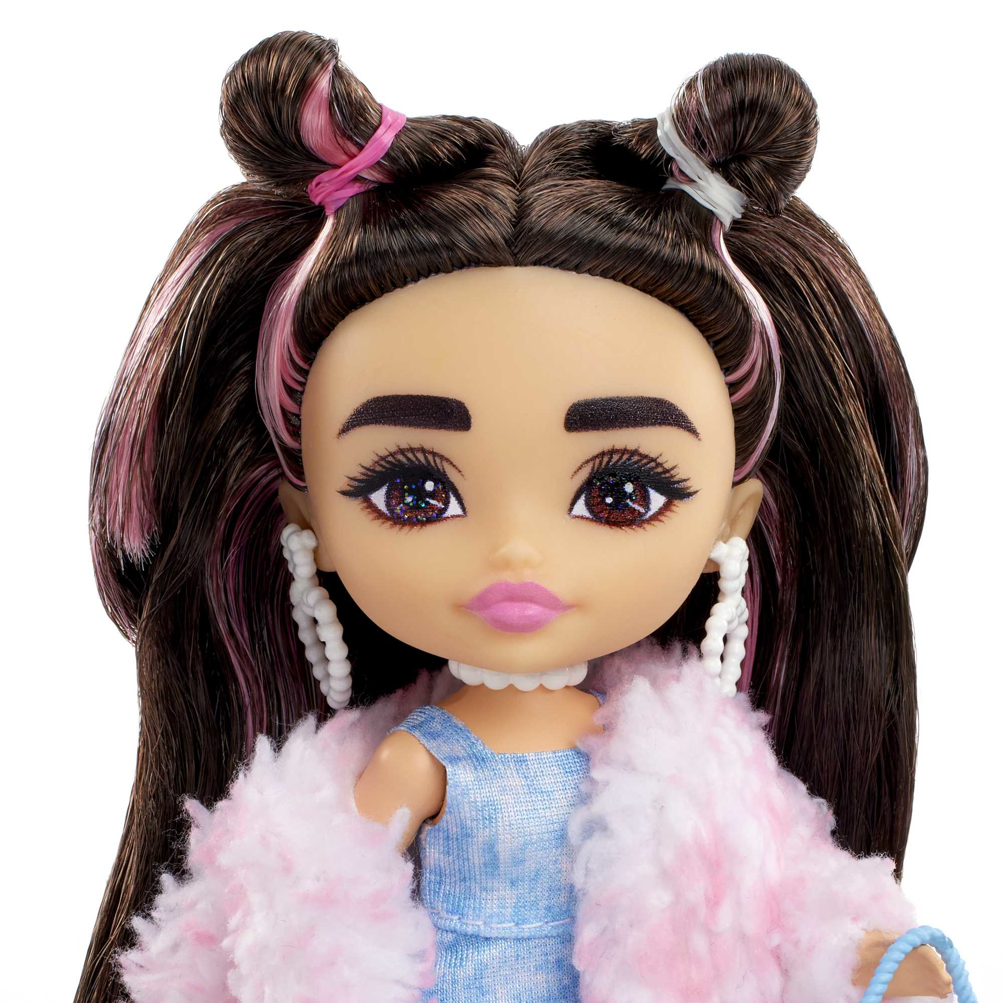 Puppe mit rosa und braunem Haar, trägt ein Kleid, eine rosa Felljacke und Accessoires.