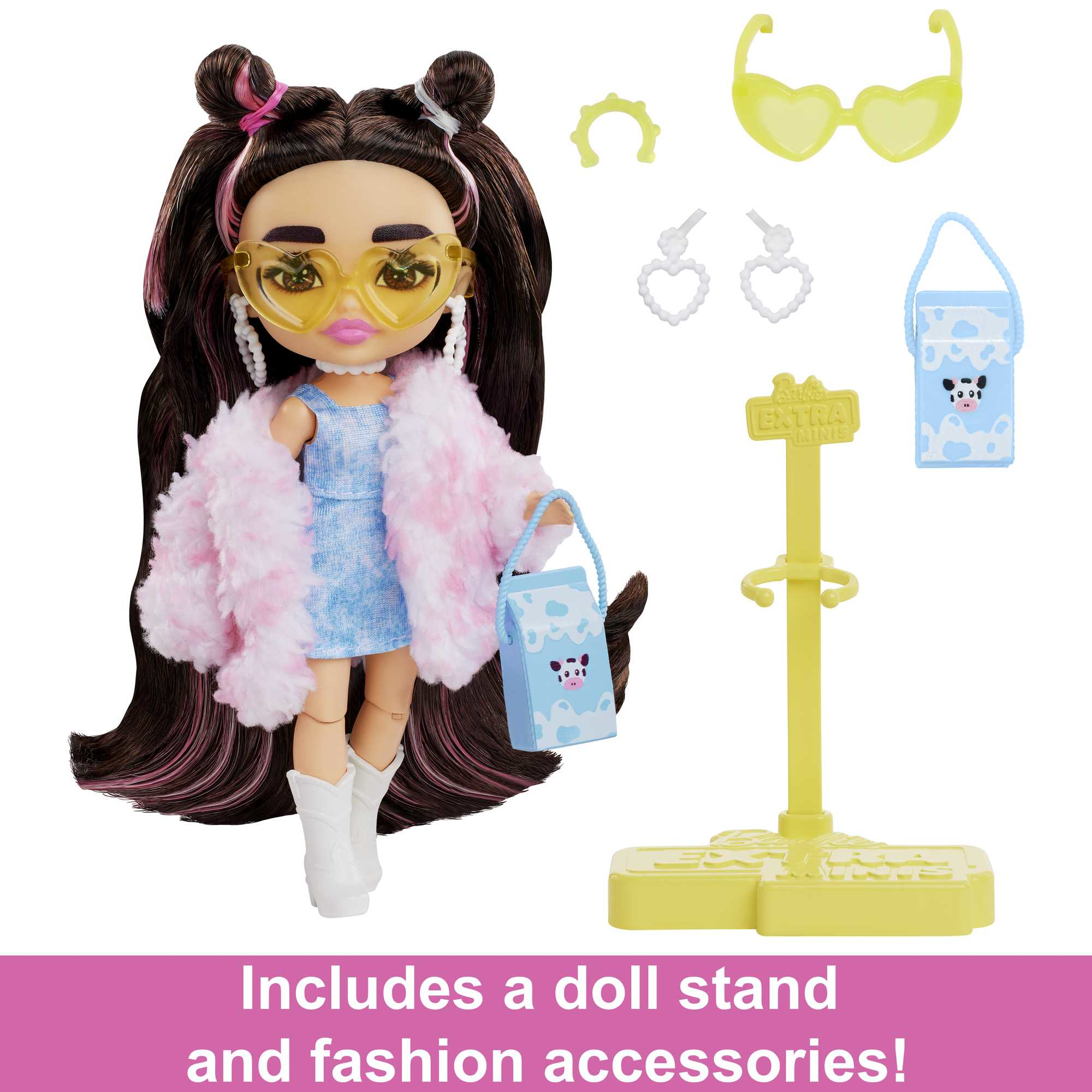 Eine Puppe mit Zubehör, darunter Brille, Handtasche und Puppenständer.