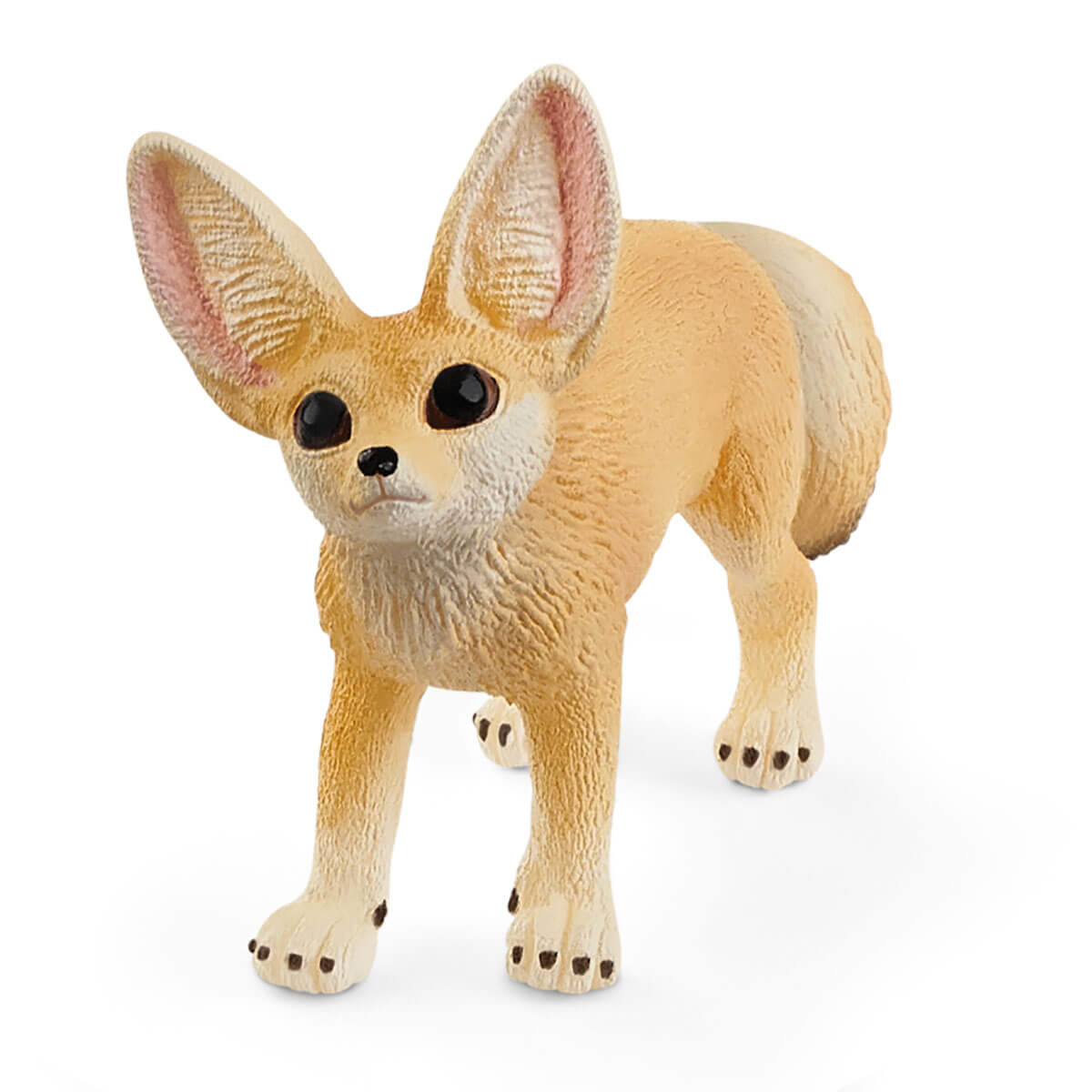Un giocattolo di volpe Fennec color camoscio è in piedi su una superficie bianca, orecchie dritte e occhi in avanti.