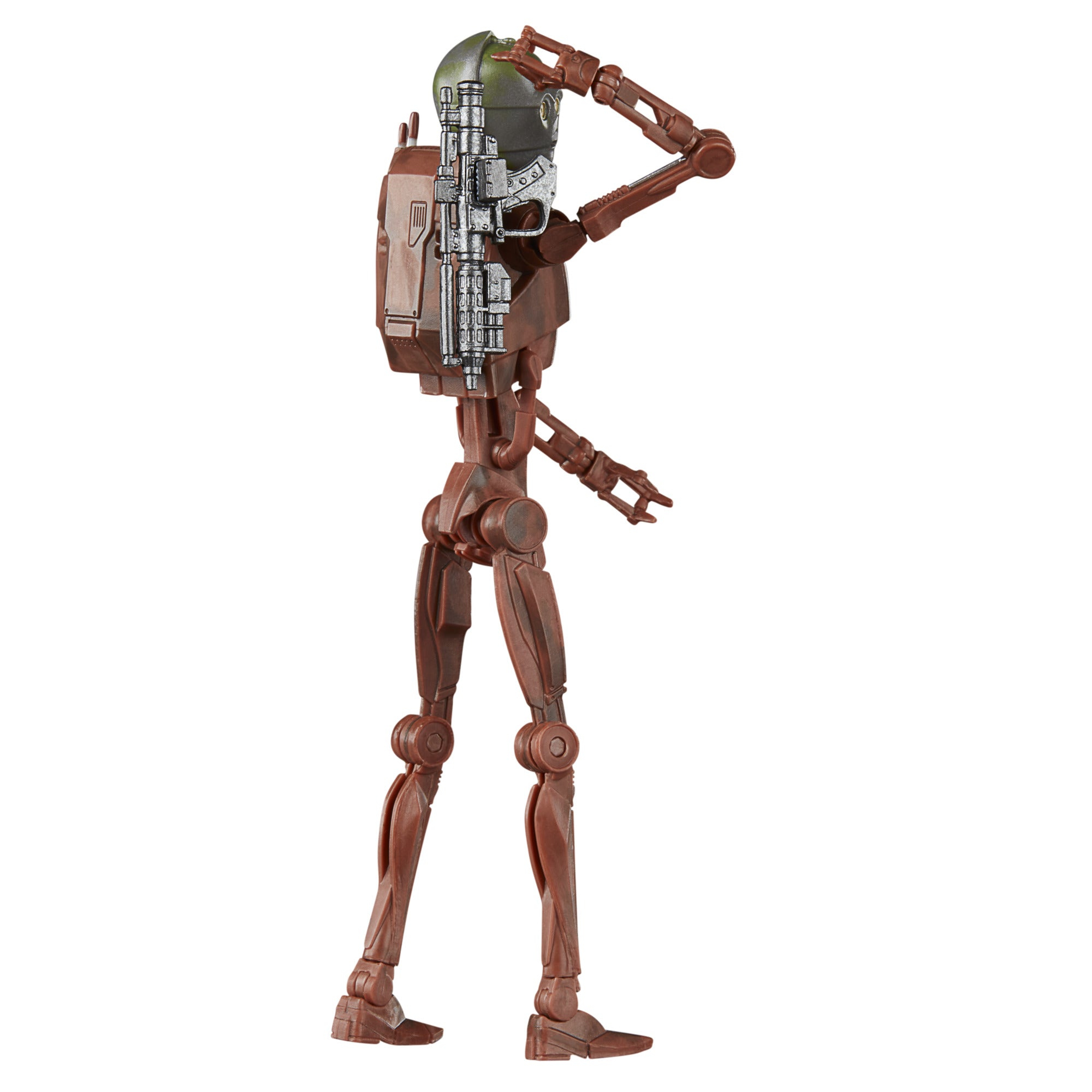 Ein Roboterspielzeug mit einer Waffe auf dem Rücken und einem Helm, das auf weißem Hintergrund steht.