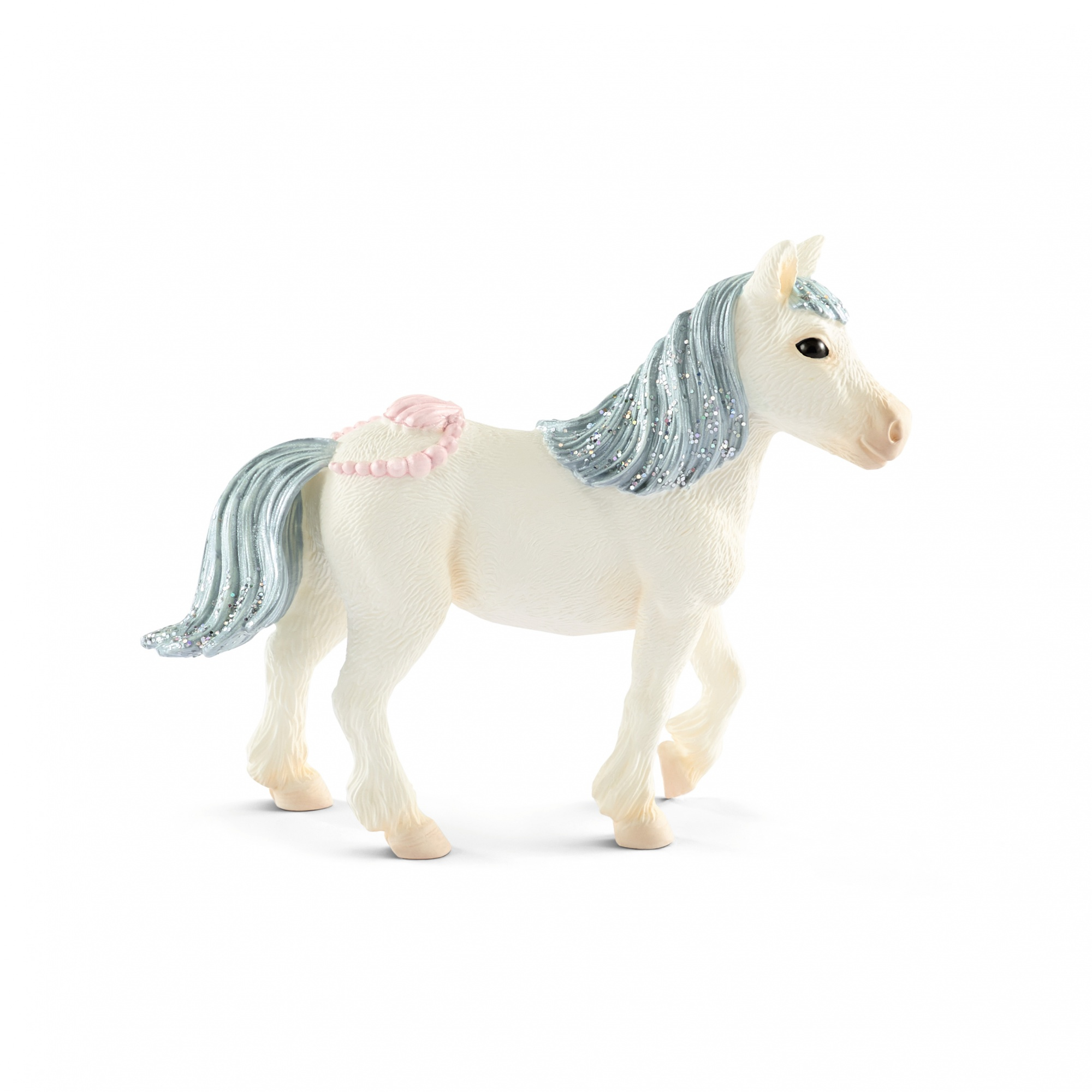 Un cavallo giocattolo bianco con capelli blu, una sella rosa e uno sfondo bianco.