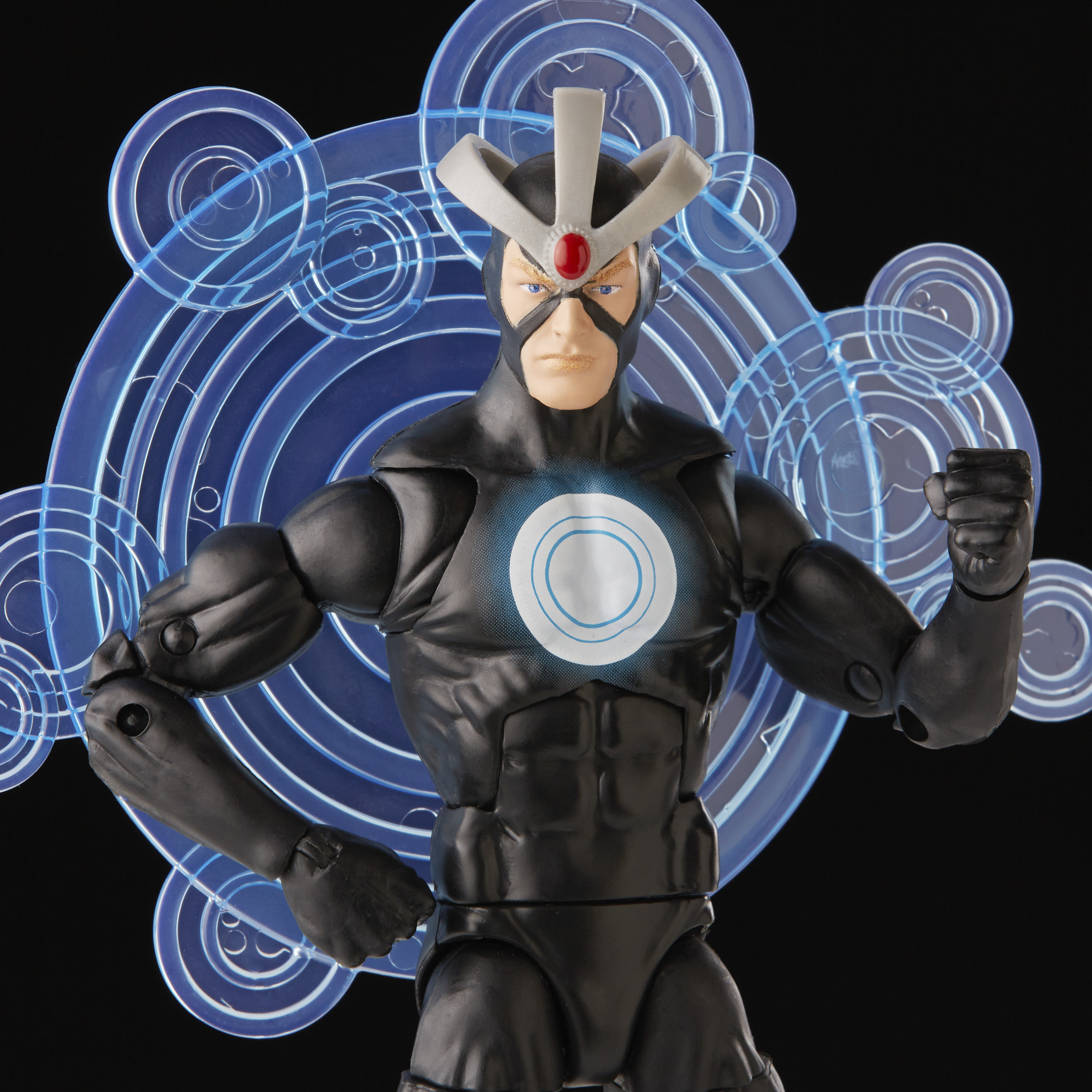 Personaggio Marvel in tuta nera con anelli di energia blu, sfondo nero.