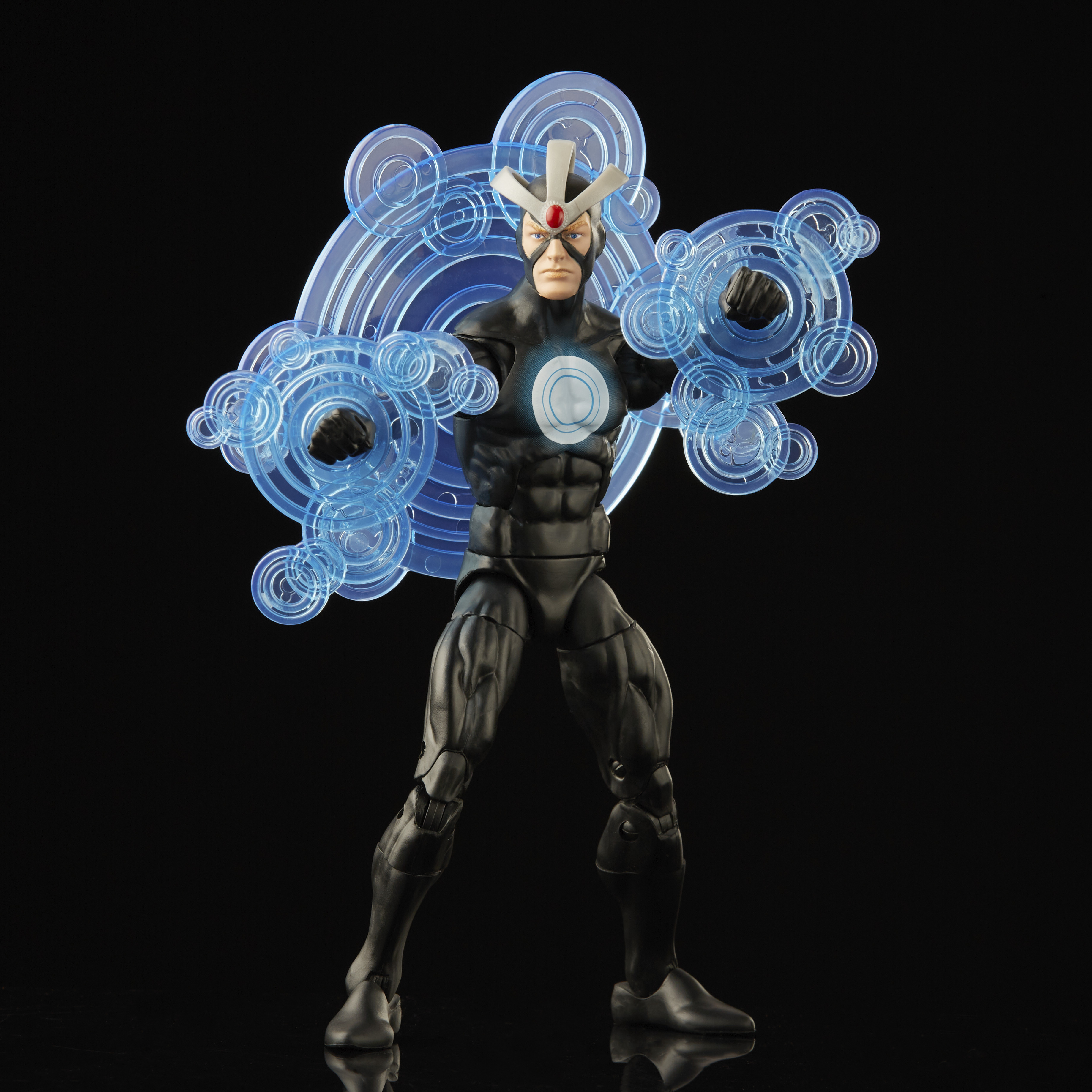 Personaggio Marvel in tuta nera con energia blu, su sfondo nero.