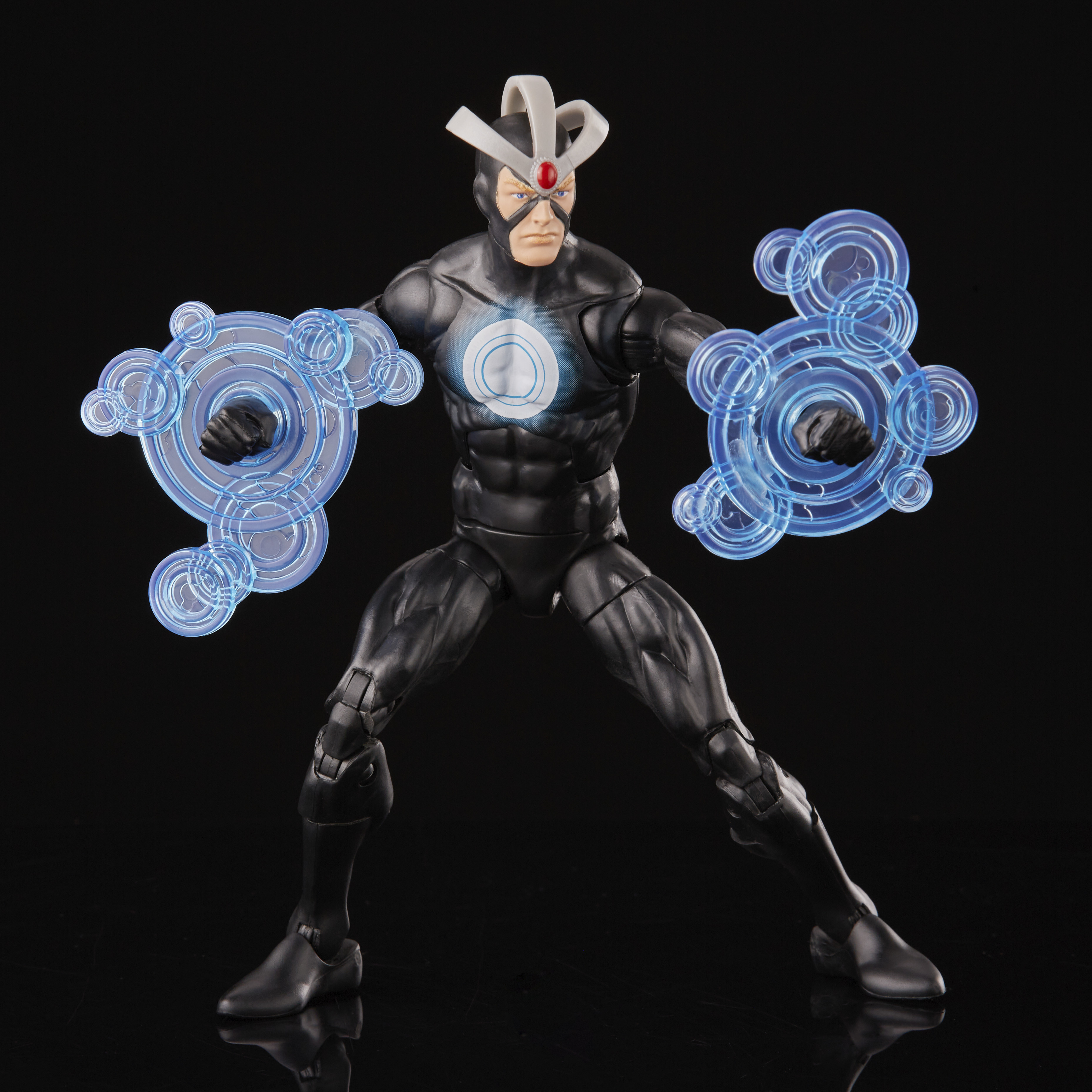 Action figure nera con effetti di energia blu intorno alle braccia. Indossa un elmetto.