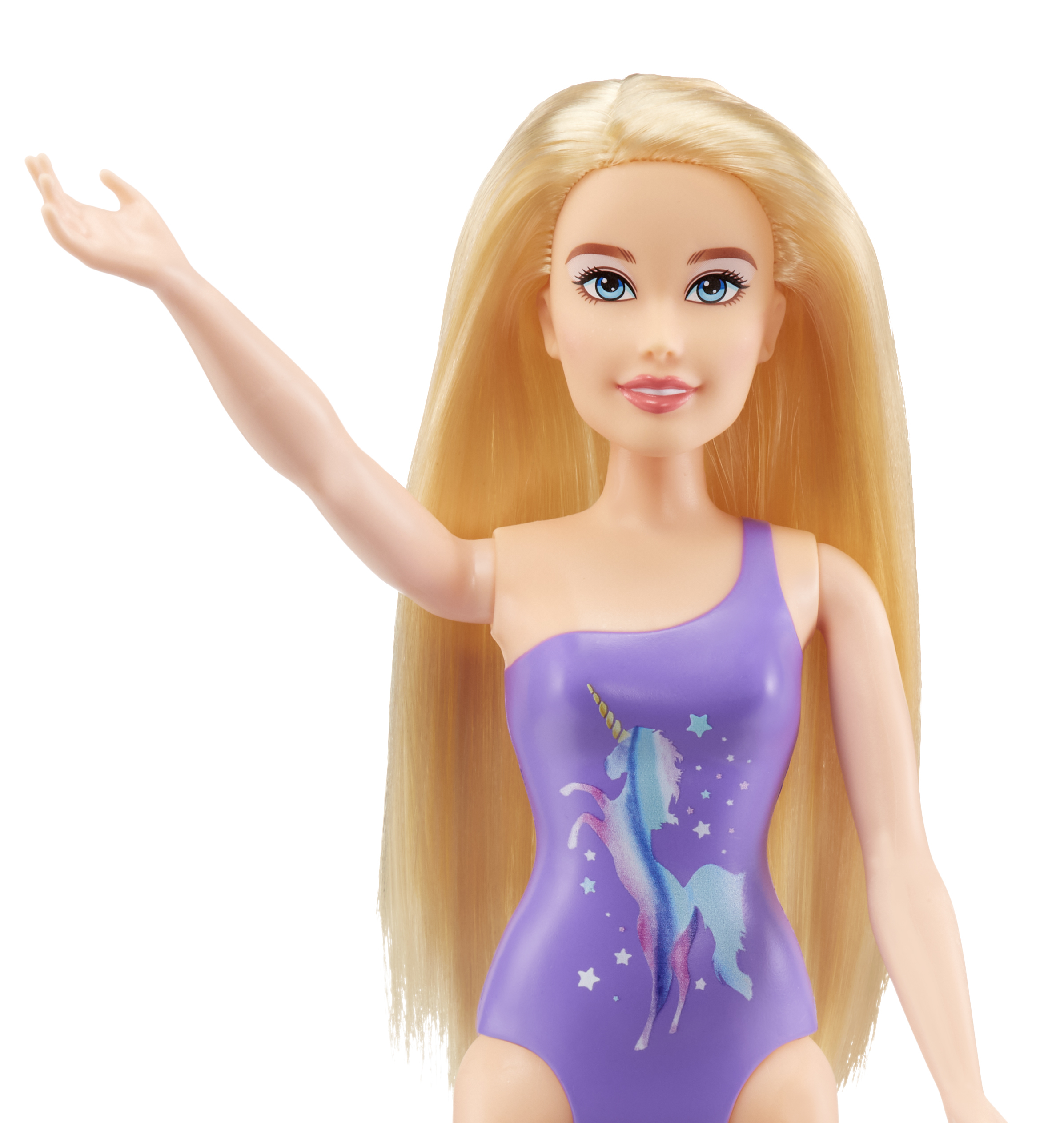 Blondynka Barbie w fioletowym kostiumie z jednorożcem, ręce w górze.