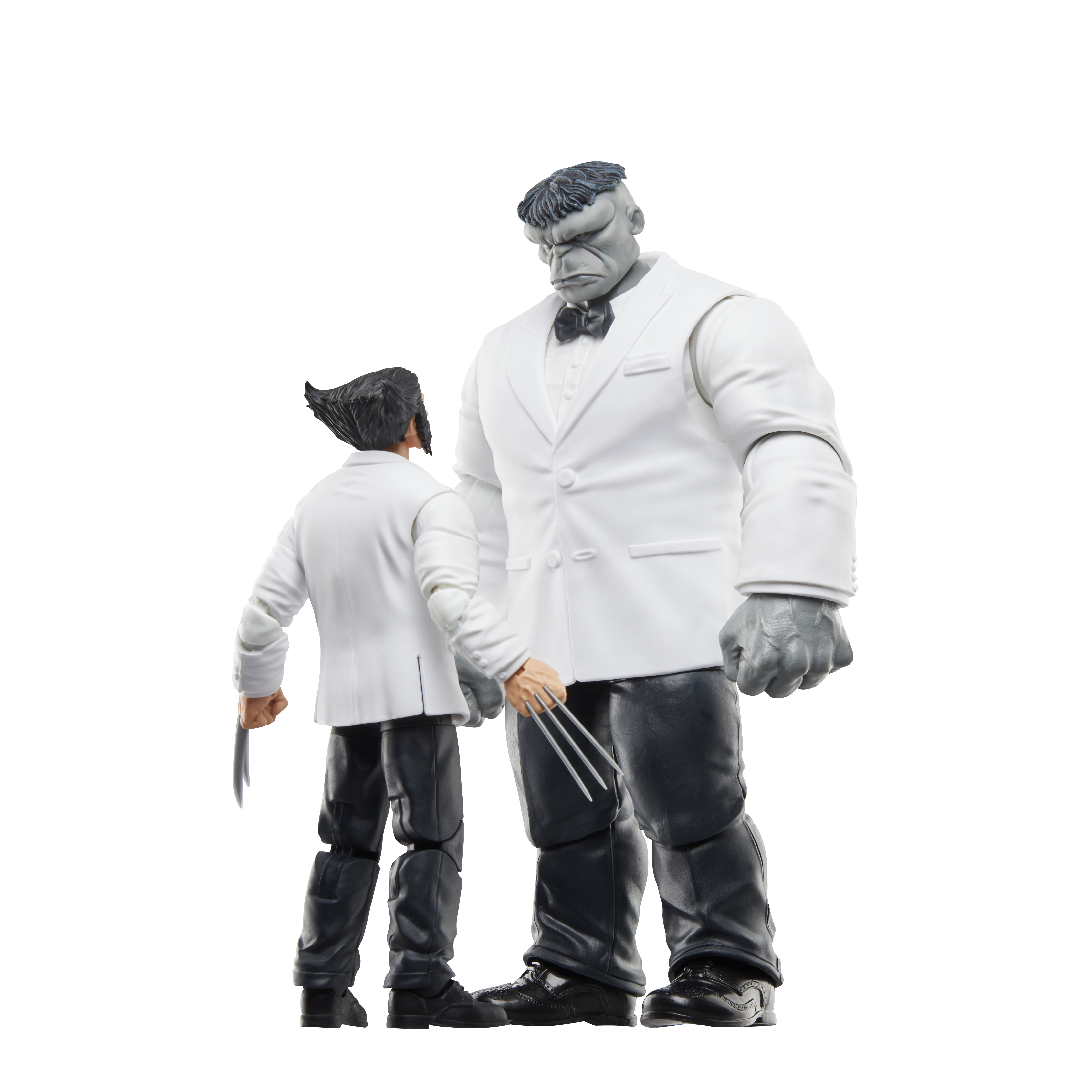 Figure di Hulk e Wolverine in abiti bianchi. Hulk è grigio, Wolverine piccolo. Sfondo bianco.