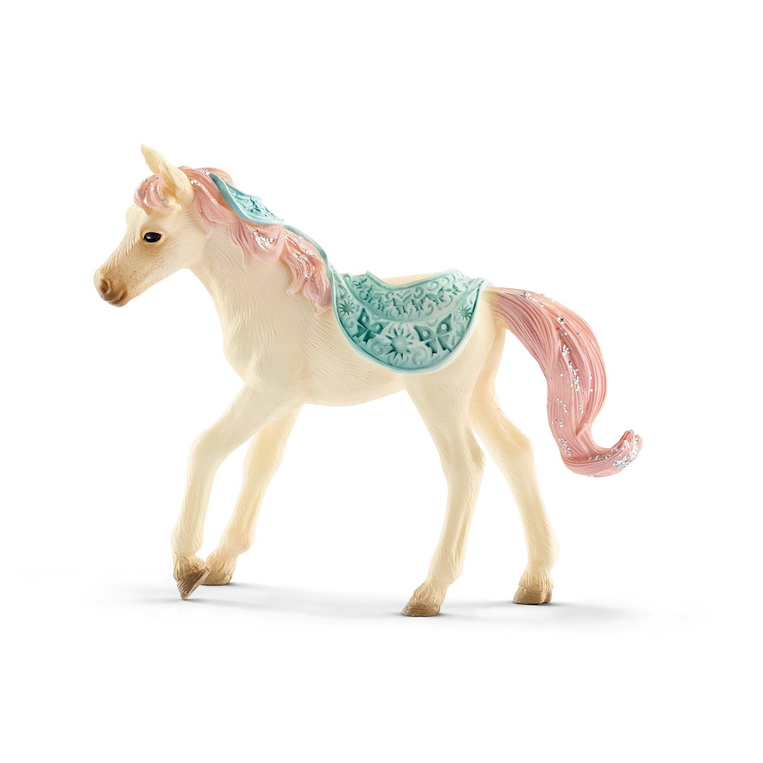 Una statuina di cavallo giocattolo color crema. Ha una coda rosa e una sella turchese con dettagli floreali.