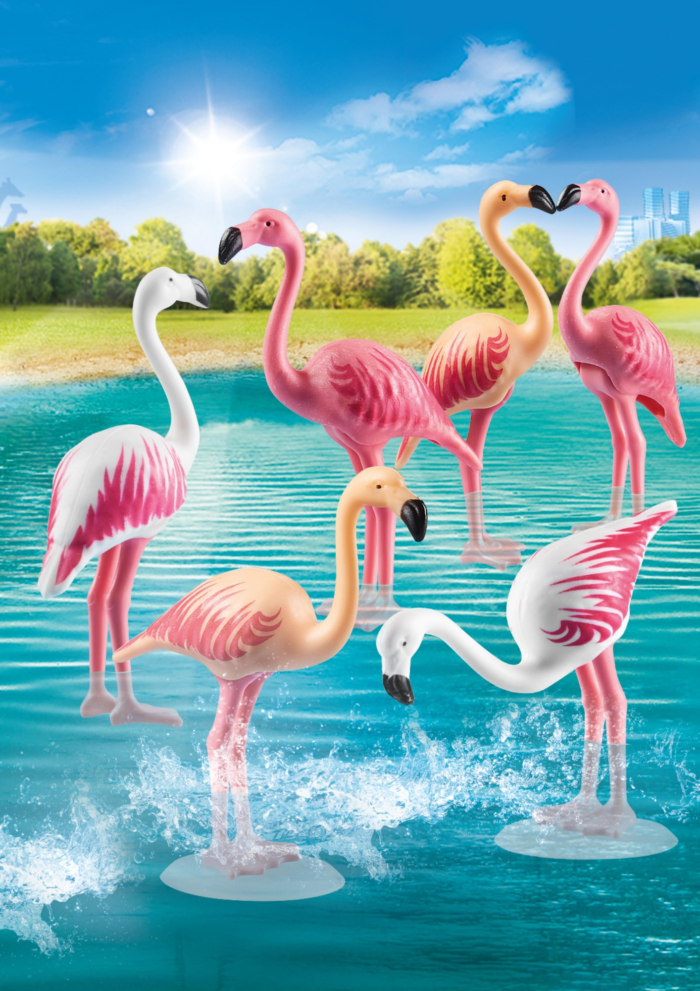 Flamingo-Figuren im Wasser, rosa und weiß, einige mit schwarzen Schnäbeln, blaues Wasser, Stadt im Hintergrund.