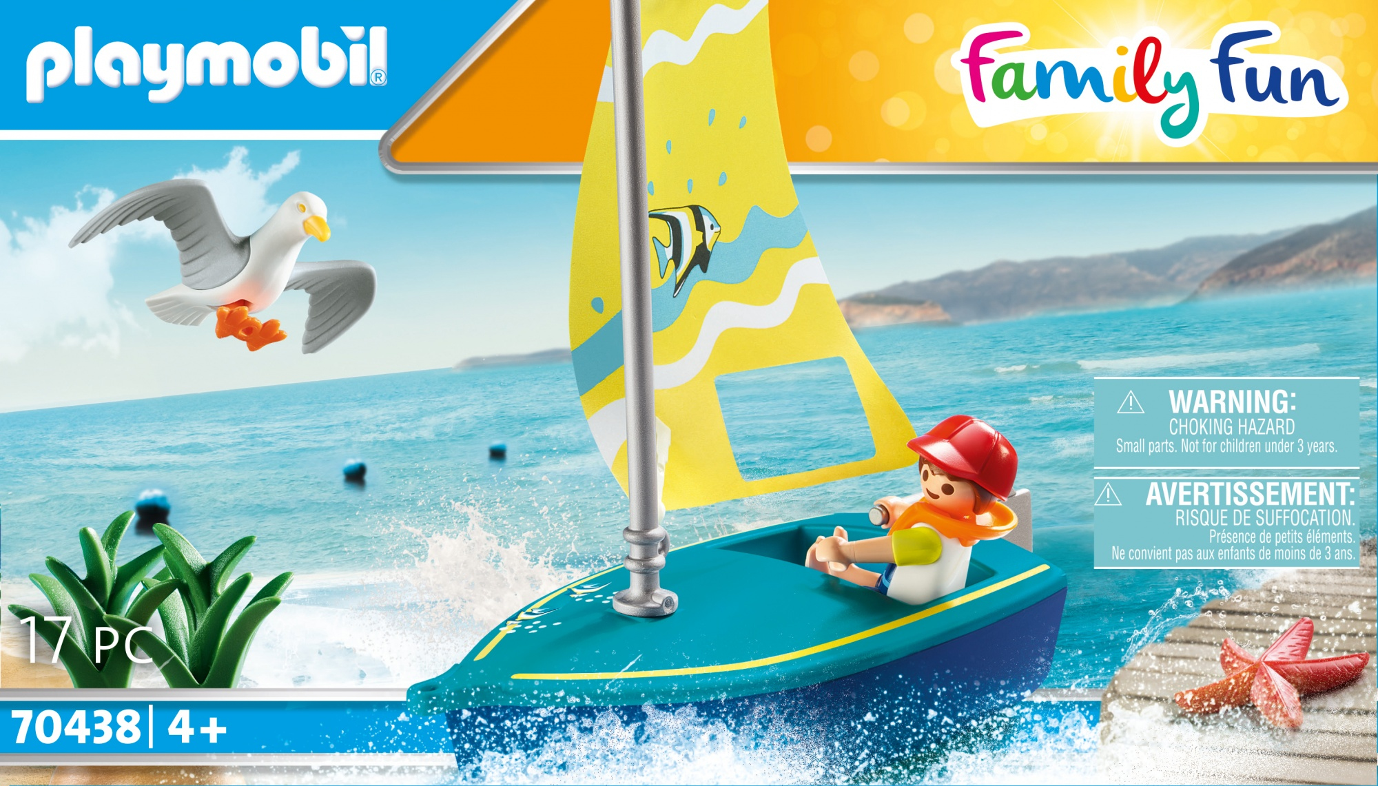 Il set Playmobil raffigura un gabbiano, un bambino su una barca che naviga e elementi della spiaggia.