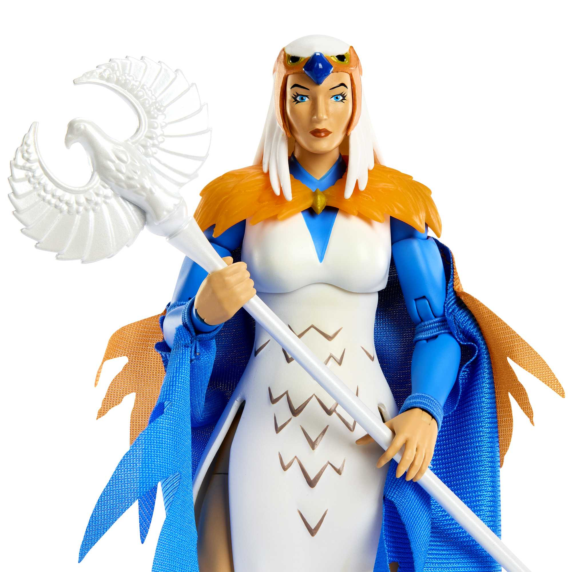 Bambola donna con un bastone. Abito bianco con mantello blu. Sfondo bianco.