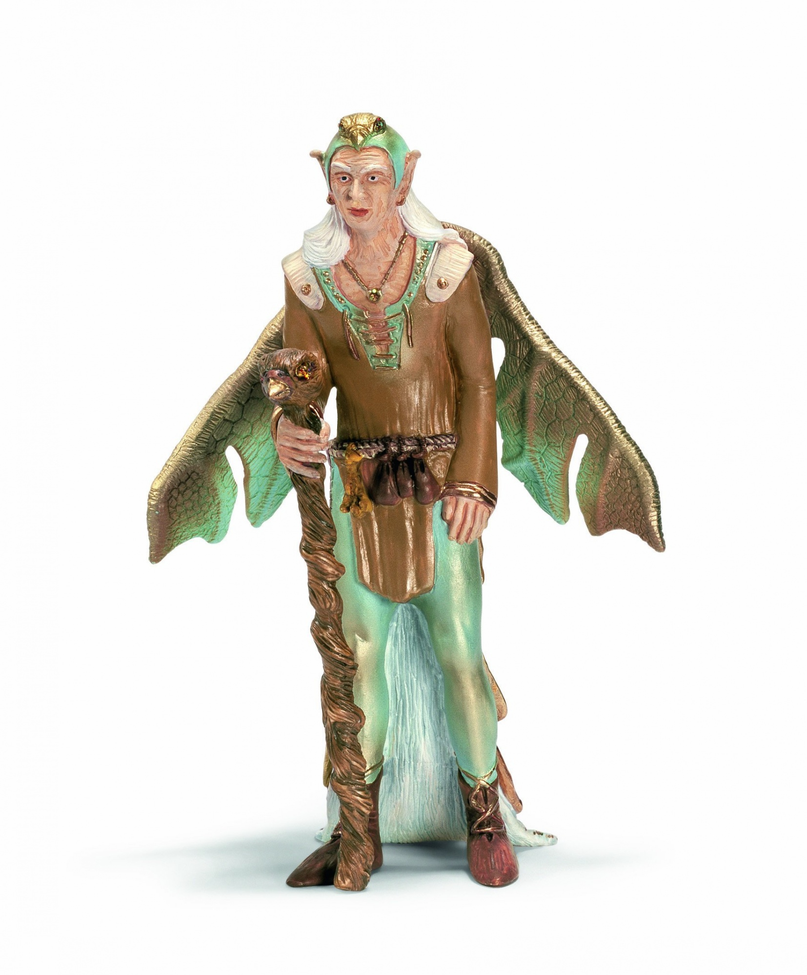 Eine Spielzeugfigur einer Fantasyfigur, die einen Stab hält, mit Flügeln und langen Ohren.