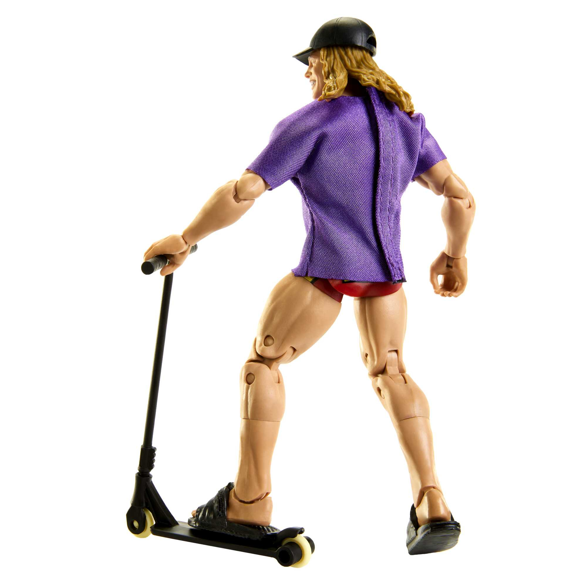 Figurka wrestlingu na hulajnodze. Mężczyzna w fioletowej koszuli, czerwonych spodenkach i czarnych sandałach.