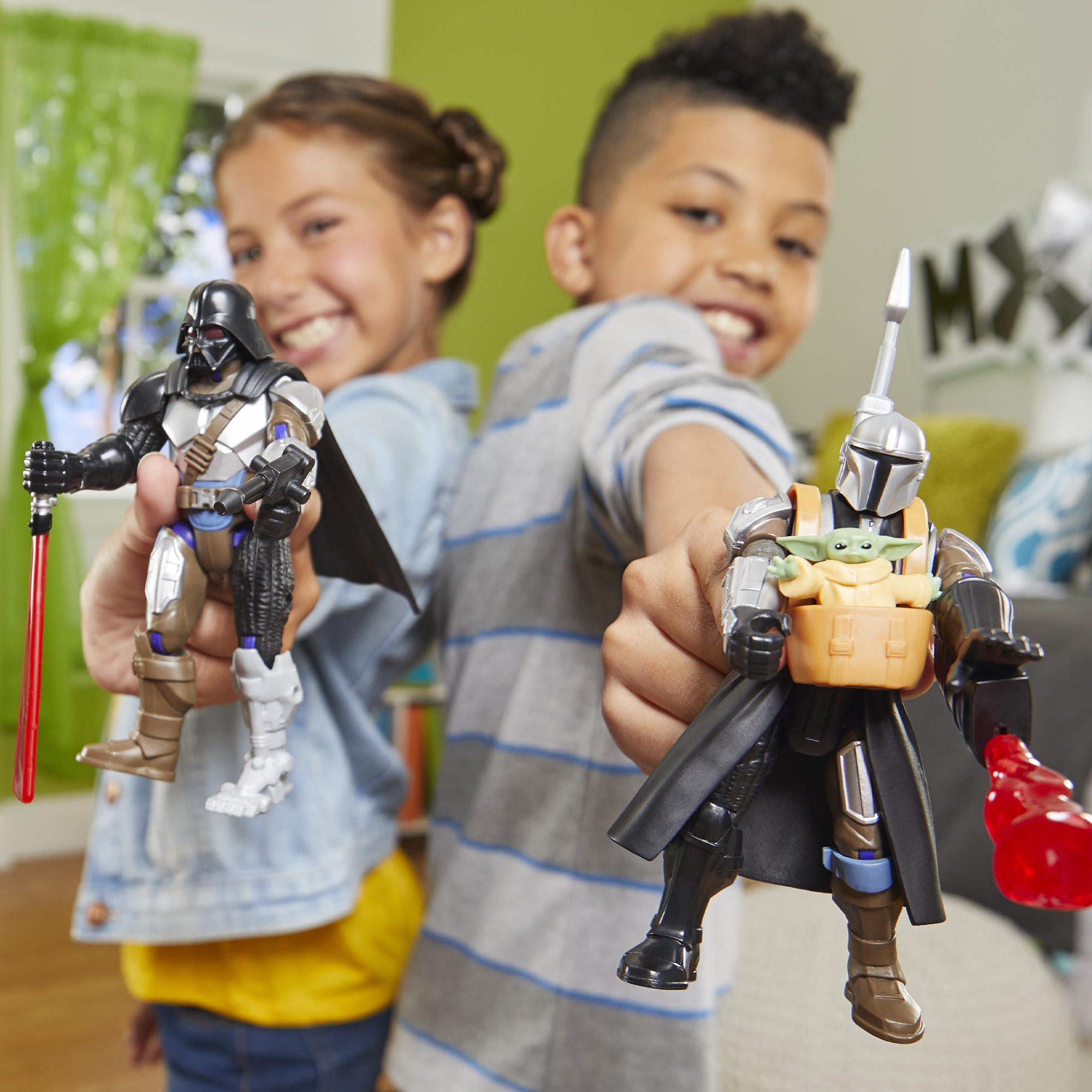Dos niños muestran juguetes de Star Wars: Darth Vader y The Mandalorian con Grogu.