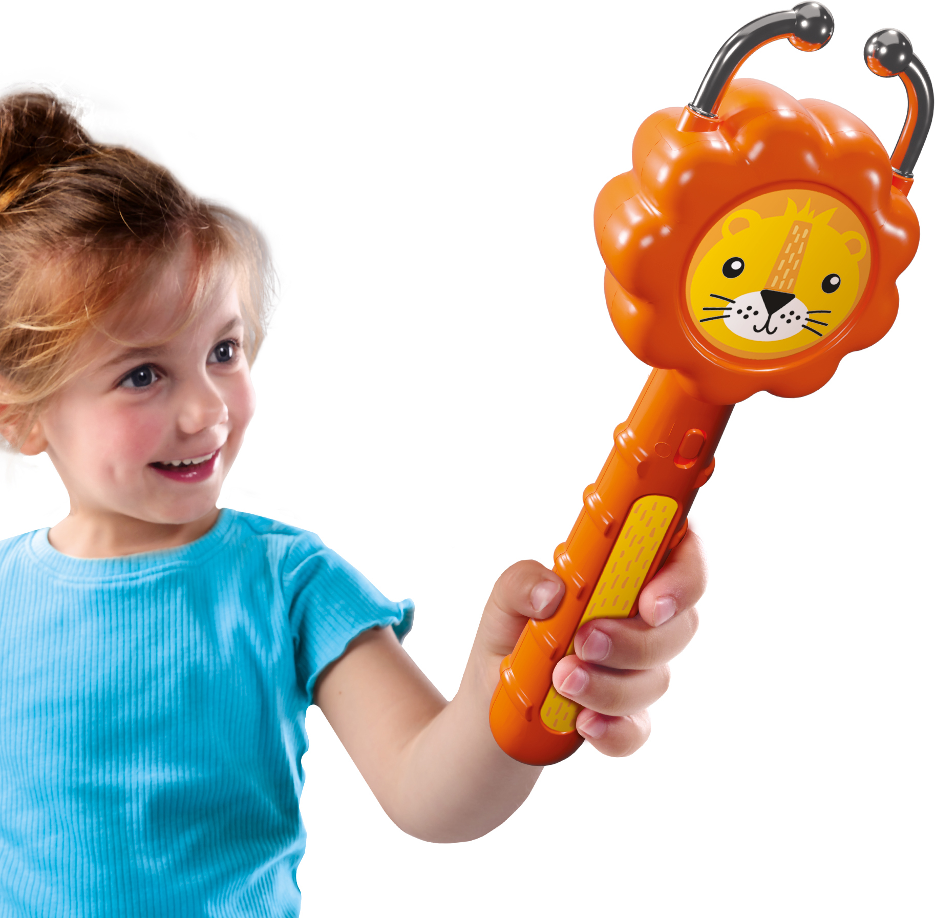 Niña sonriendo, sosteniendo un juguete naranja con cara de león.
