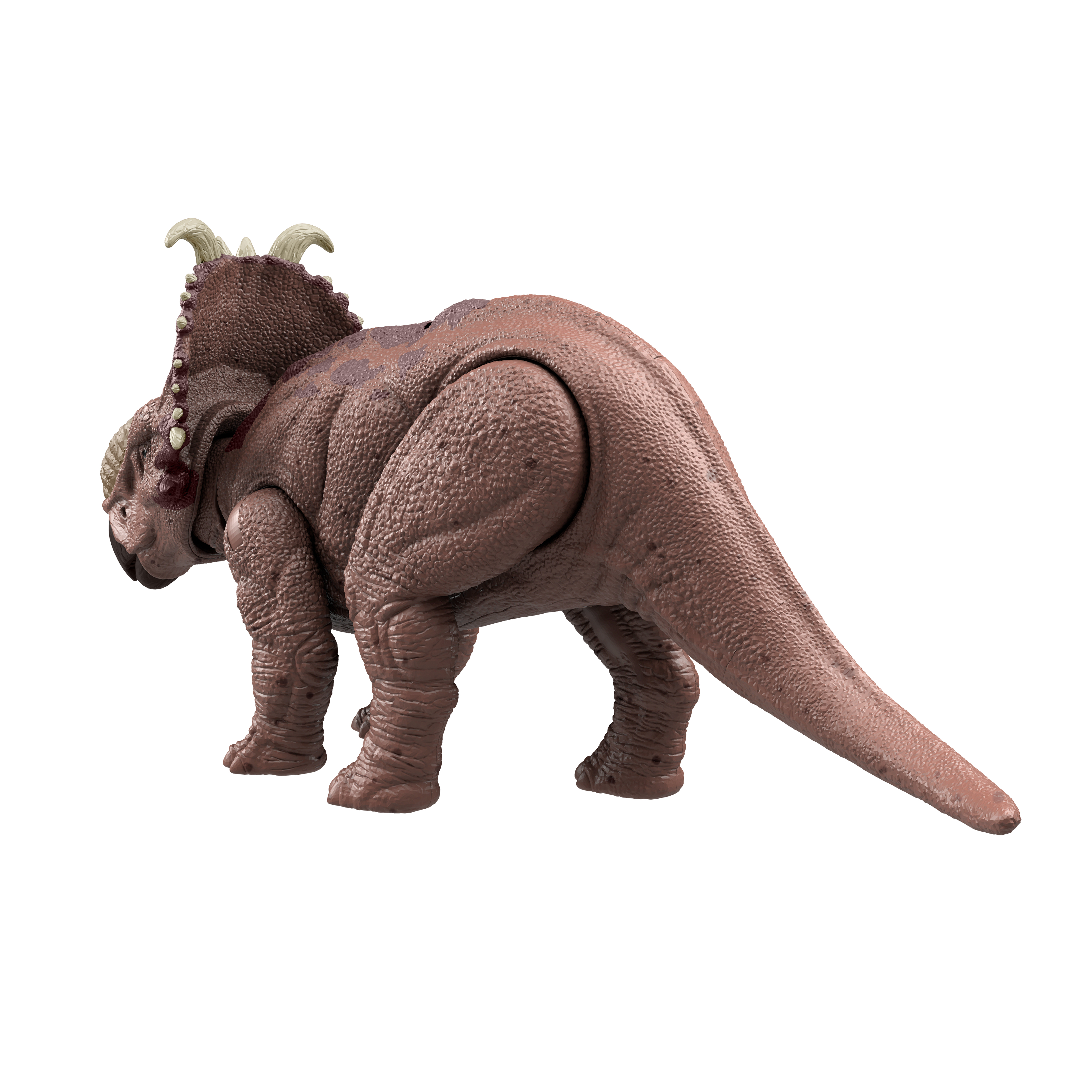 Un dinosaurio de juguete marrón con cuernos y una cola larga. Está de pie sobre sus cuatro patas.