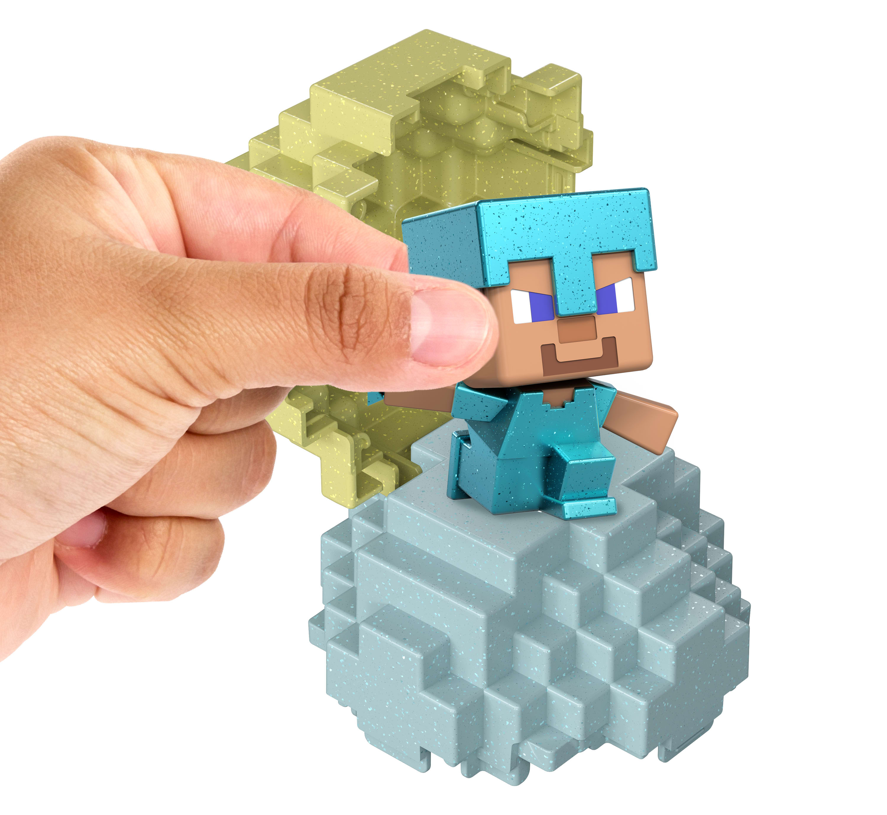 Dłoń trzymająca figurkę Minecraft Steve na spikselizowanej platformie, z jajkiem w tle.