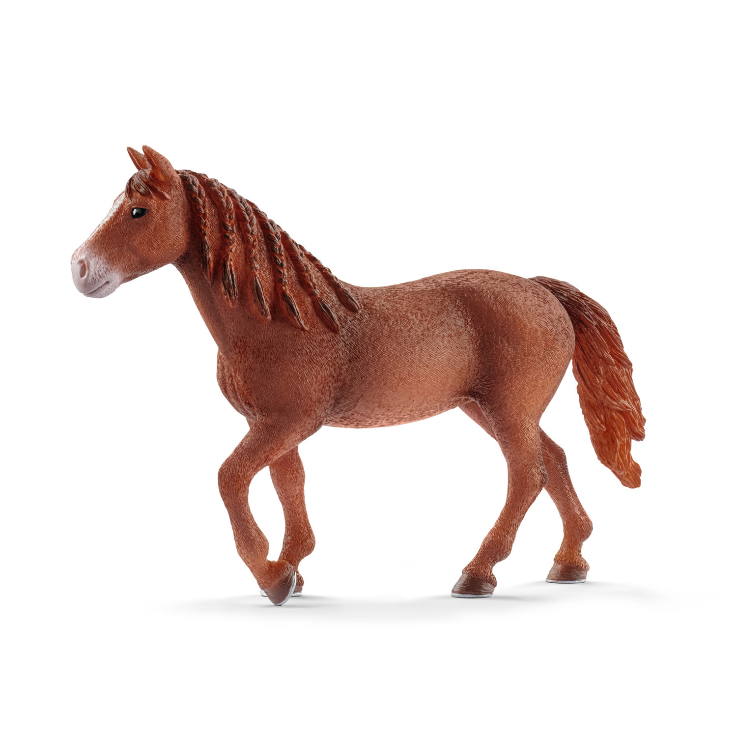 Statuina di cavallo marrone in piedi su una superficie bianca, rivolta a sinistra.