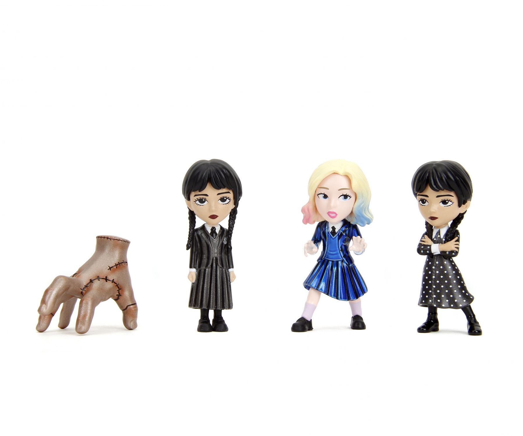 Trzy figurki Wednesday Addams i dłoń. Figurki ubrane są w szkolne mundury. Białe tło.