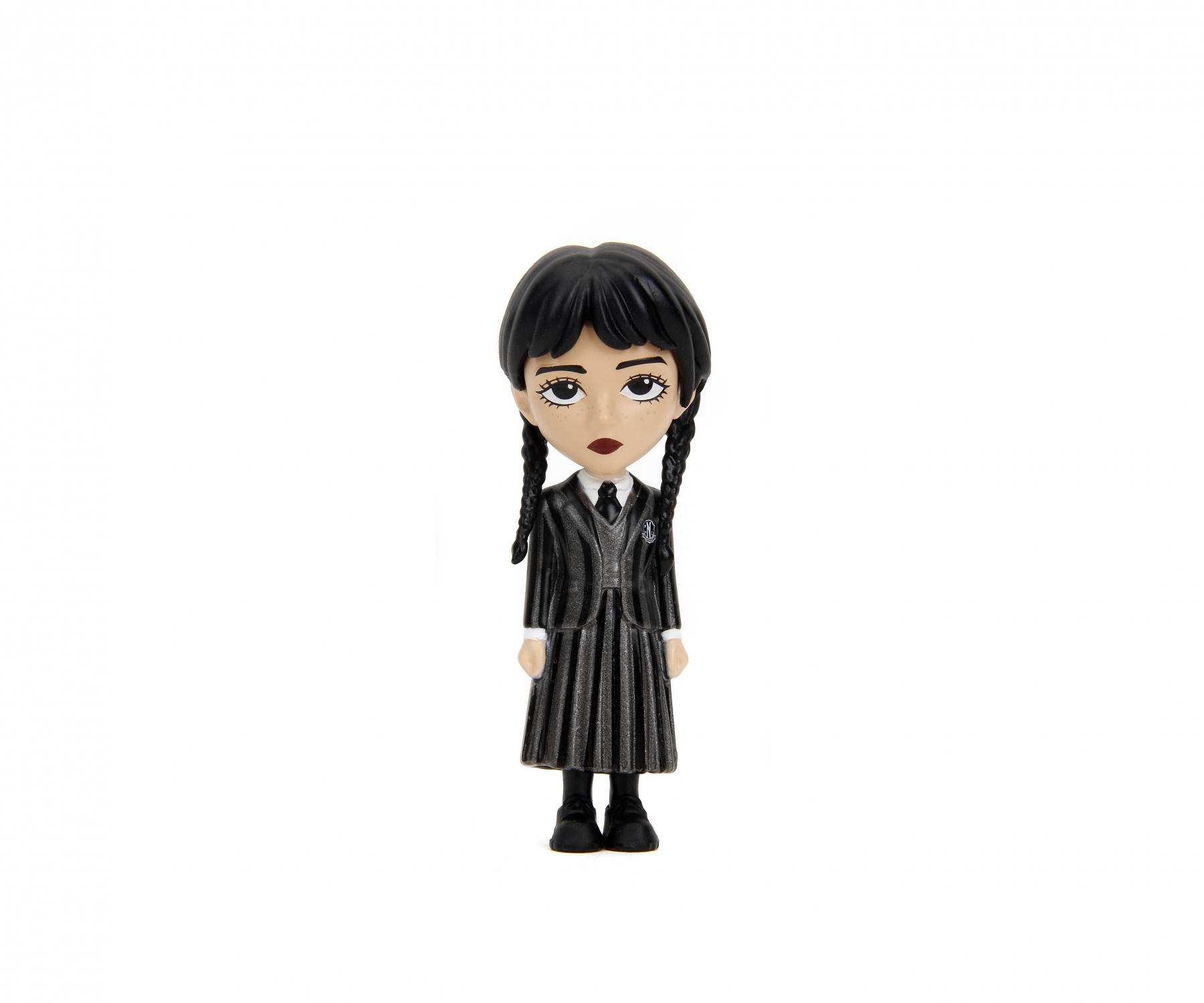Figurka Wednesday Addams. Ma na sobie czarną sukienkę z warkoczami. Ma neutralny wyraz twarzy. Białe tło.