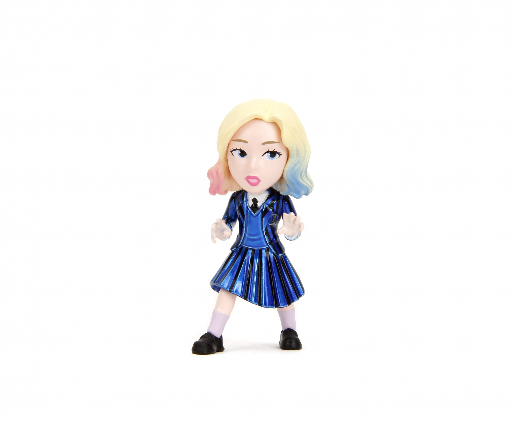 Figurka Wednesday Addams w szkolnym mundurku. Ma czarne warkocze i surowy wyraz twarzy. Białe tło.