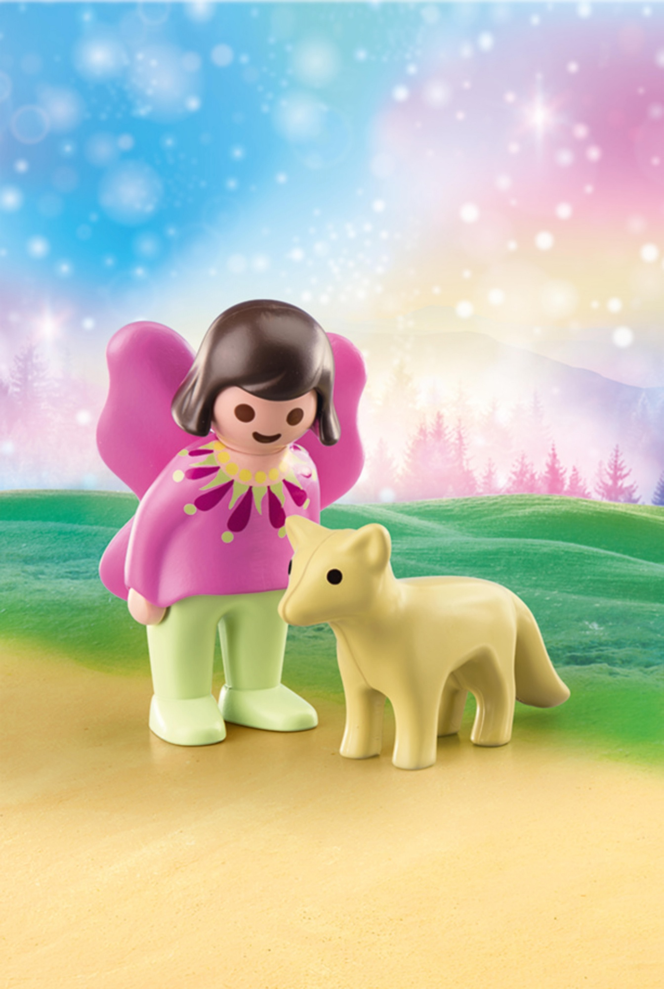 Personaggio Playmobil fata con un giocattolo volpe. La scena è ambientata su una superficie verde con sfondo sfocato.