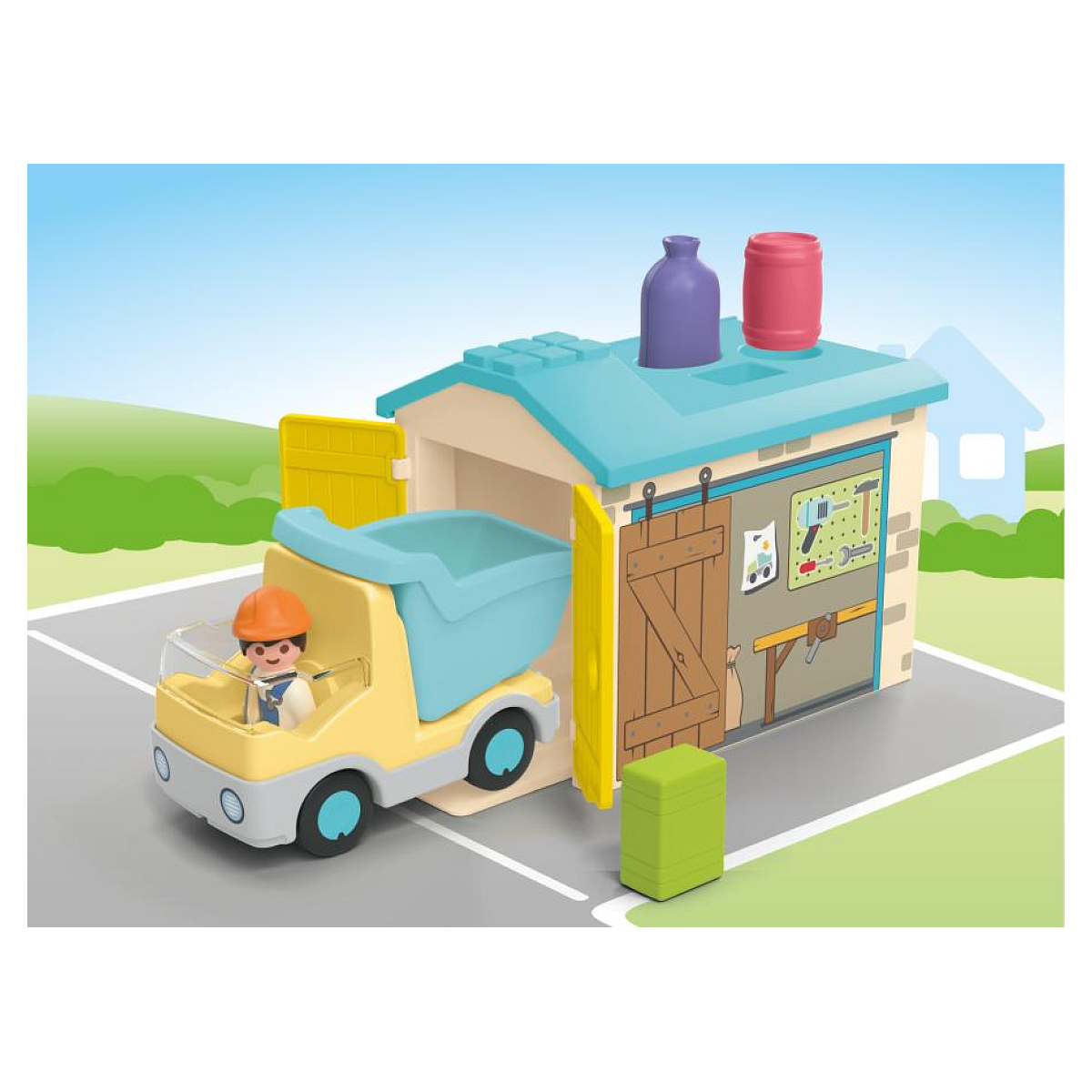 Żółta ciężarówka z niebieską skrzynią, mężczyzną w środku i szopą. Szopa ma otwarte drzwi. Tło jest niebieskie.