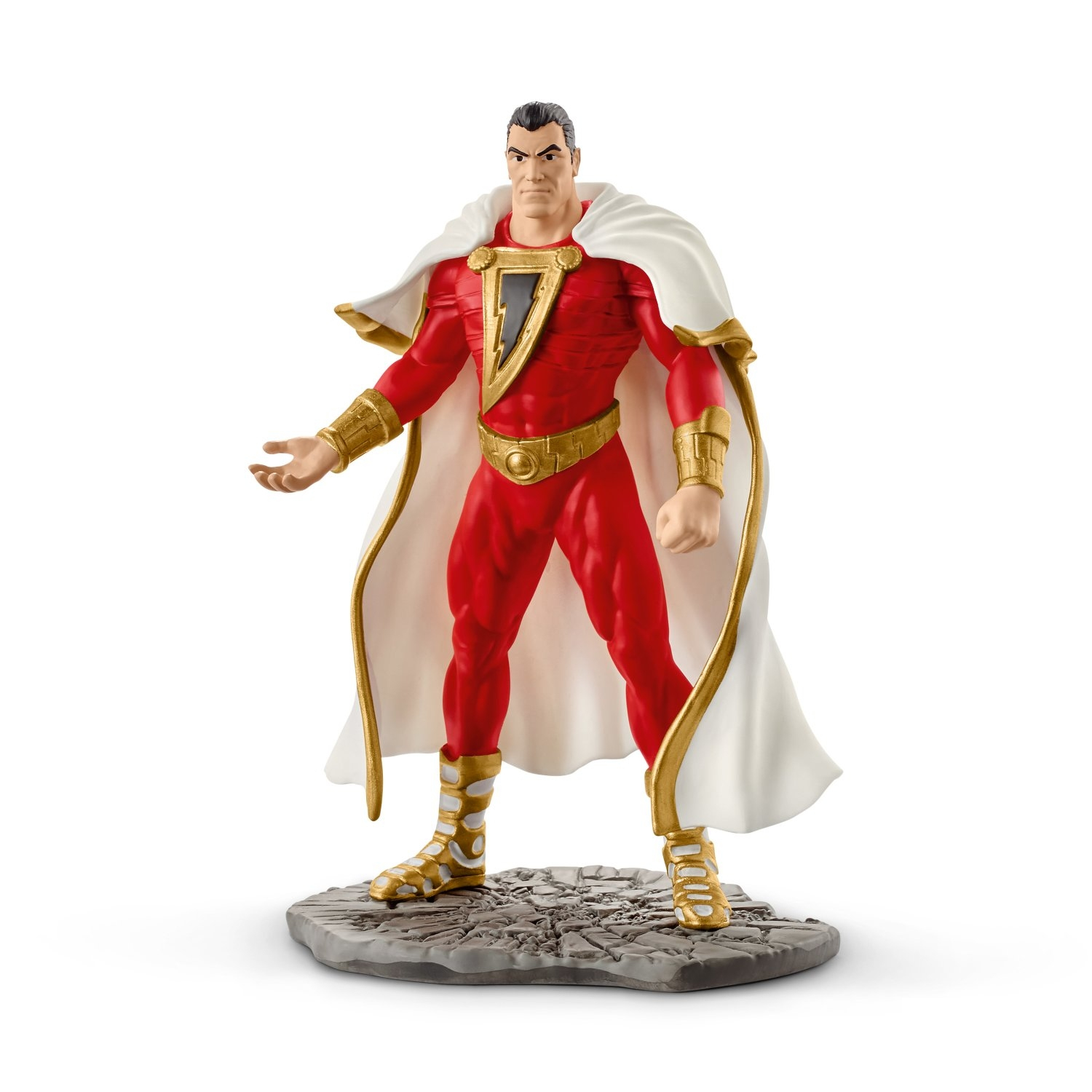Shazam-Figur in rotem Anzug mit weißem Cape. Steht auf grauer Basis. Weißer Hintergrund.