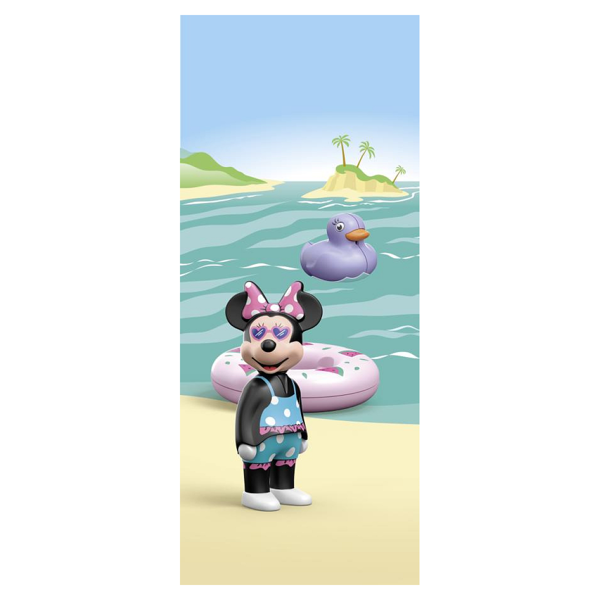 Minnie Mouse in badpak staat op een strand, met een roze zwemband en een paarse eend in het water.